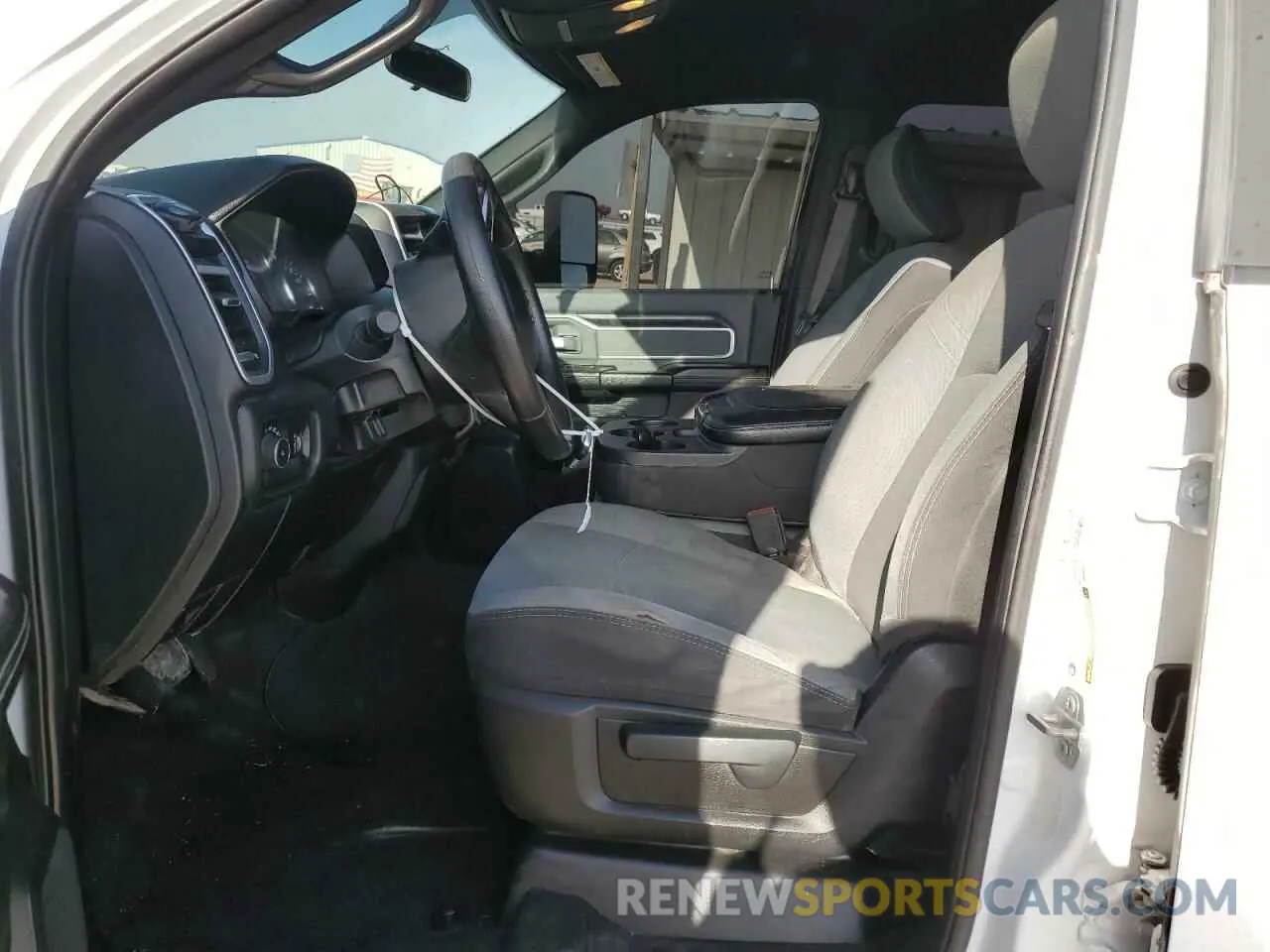 7 fotografías del automóvil dañado 3C6UR5DL2MG555372 RAM 2500 2021