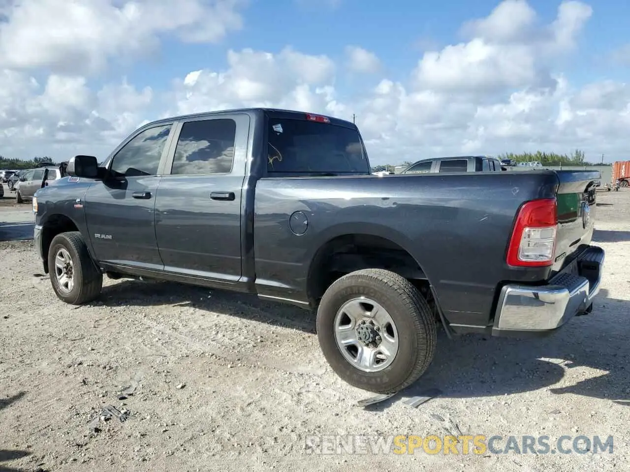 2 fotografías del automóvil dañado 3C6UR5DL5MG507395 RAM 2500 2021