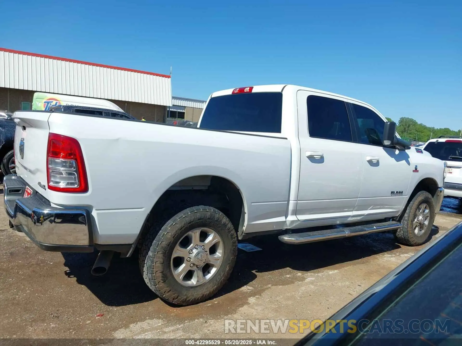 13 fotografías del automóvil dañado 3C6UR5DL6MG512539 RAM 2500 2021