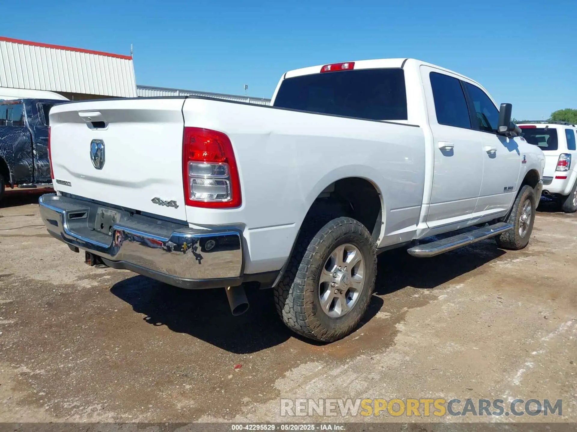 4 fotografías del automóvil dañado 3C6UR5DL6MG512539 RAM 2500 2021