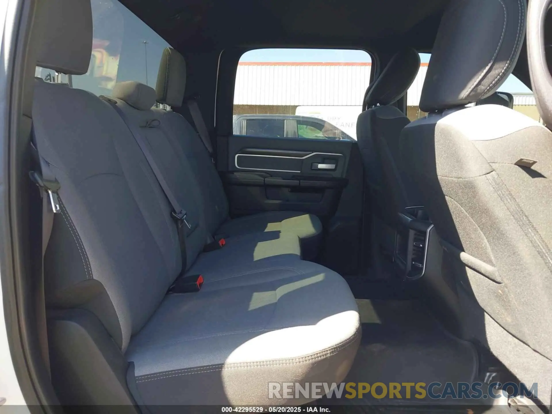 8 fotografías del automóvil dañado 3C6UR5DL6MG512539 RAM 2500 2021