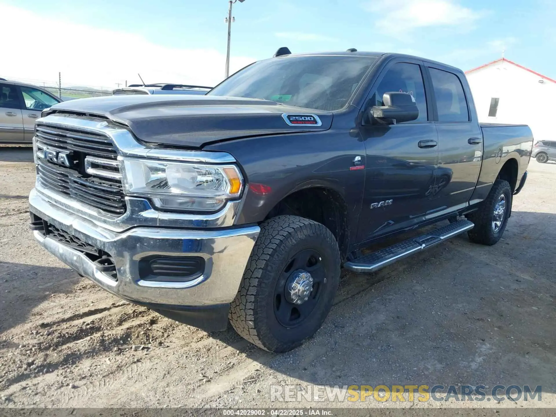 2 fotografías del automóvil dañado 3C6UR5DL8MG653404 RAM 2500 2021