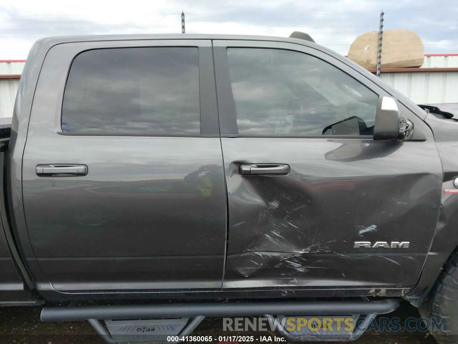 13 fotografías del automóvil dañado 3C6UR5DL8MG669814 RAM 2500 2021