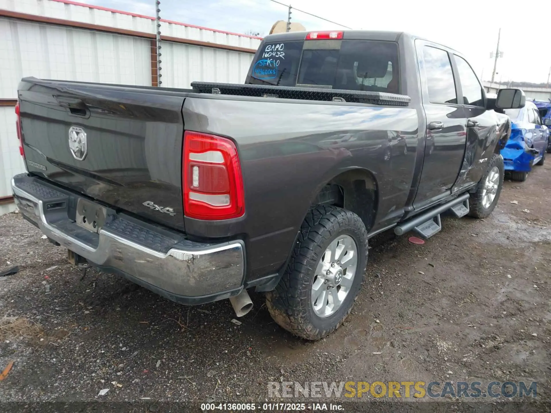 4 fotografías del automóvil dañado 3C6UR5DL8MG669814 RAM 2500 2021