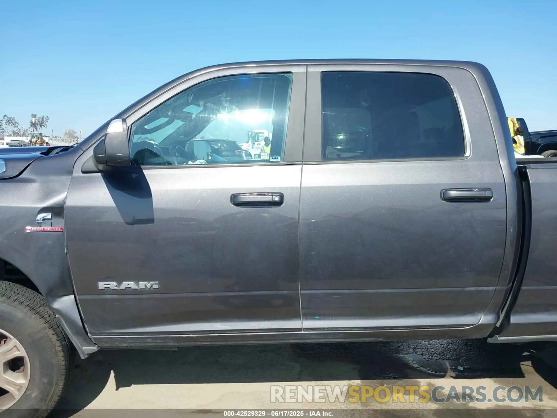 13 fotografías del automóvil dañado 3C6UR5DLXMG584554 RAM 2500 2021