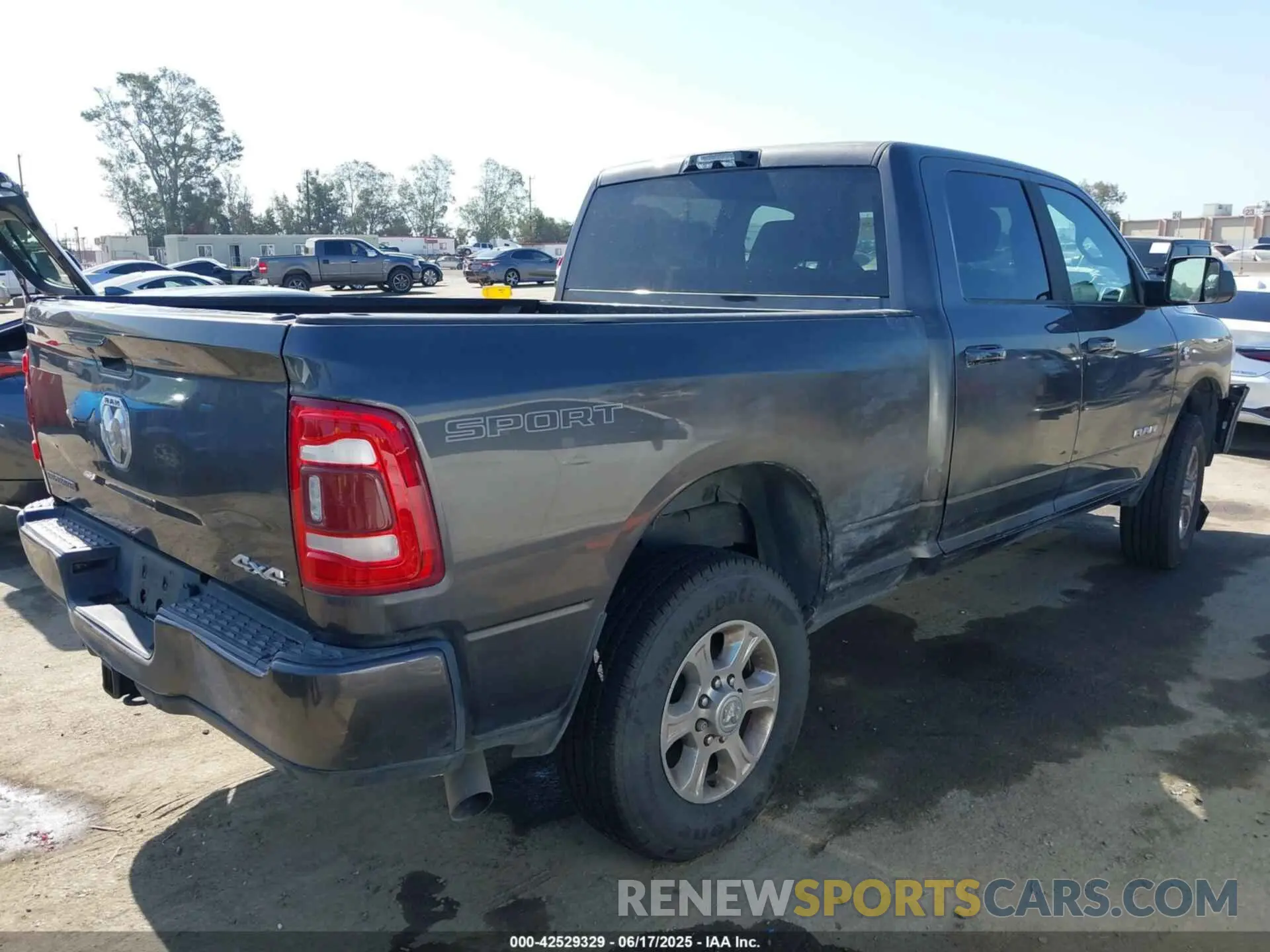 4 fotografías del automóvil dañado 3C6UR5DLXMG584554 RAM 2500 2021