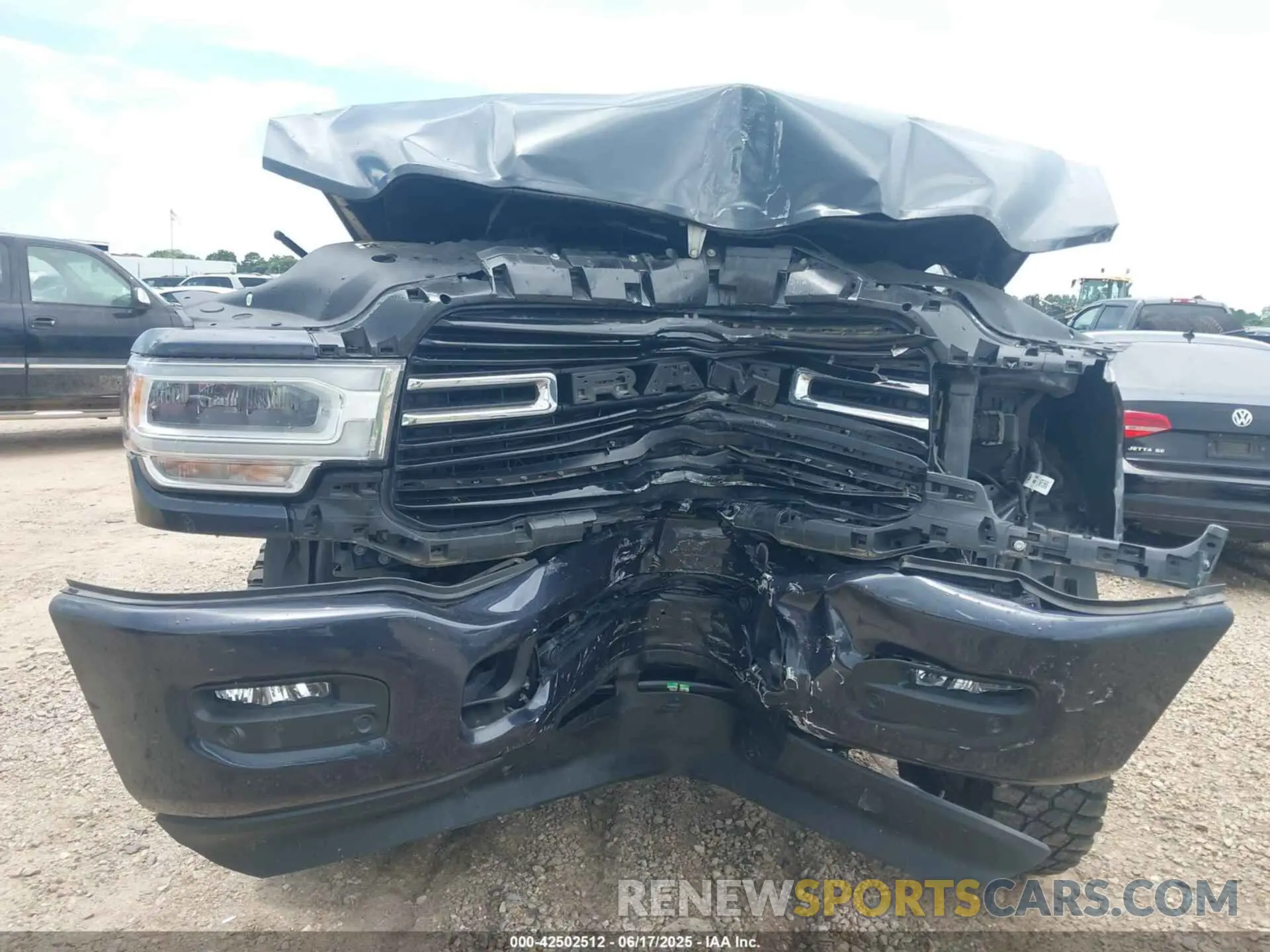 12 fotografías del automóvil dañado 3C6UR5DLXMG659821 RAM 2500 2021