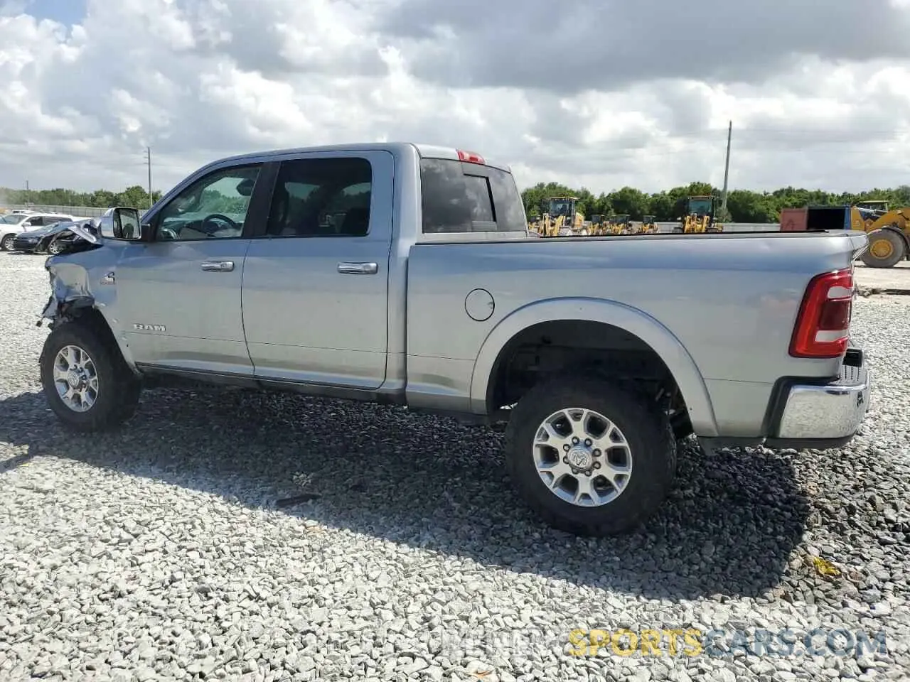 2 fotografías del automóvil dañado 3C6UR5FL8MG675819 RAM 2500 2021