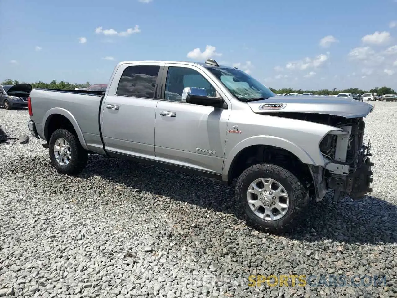 4 fotografías del automóvil dañado 3C6UR5FL8MG675819 RAM 2500 2021