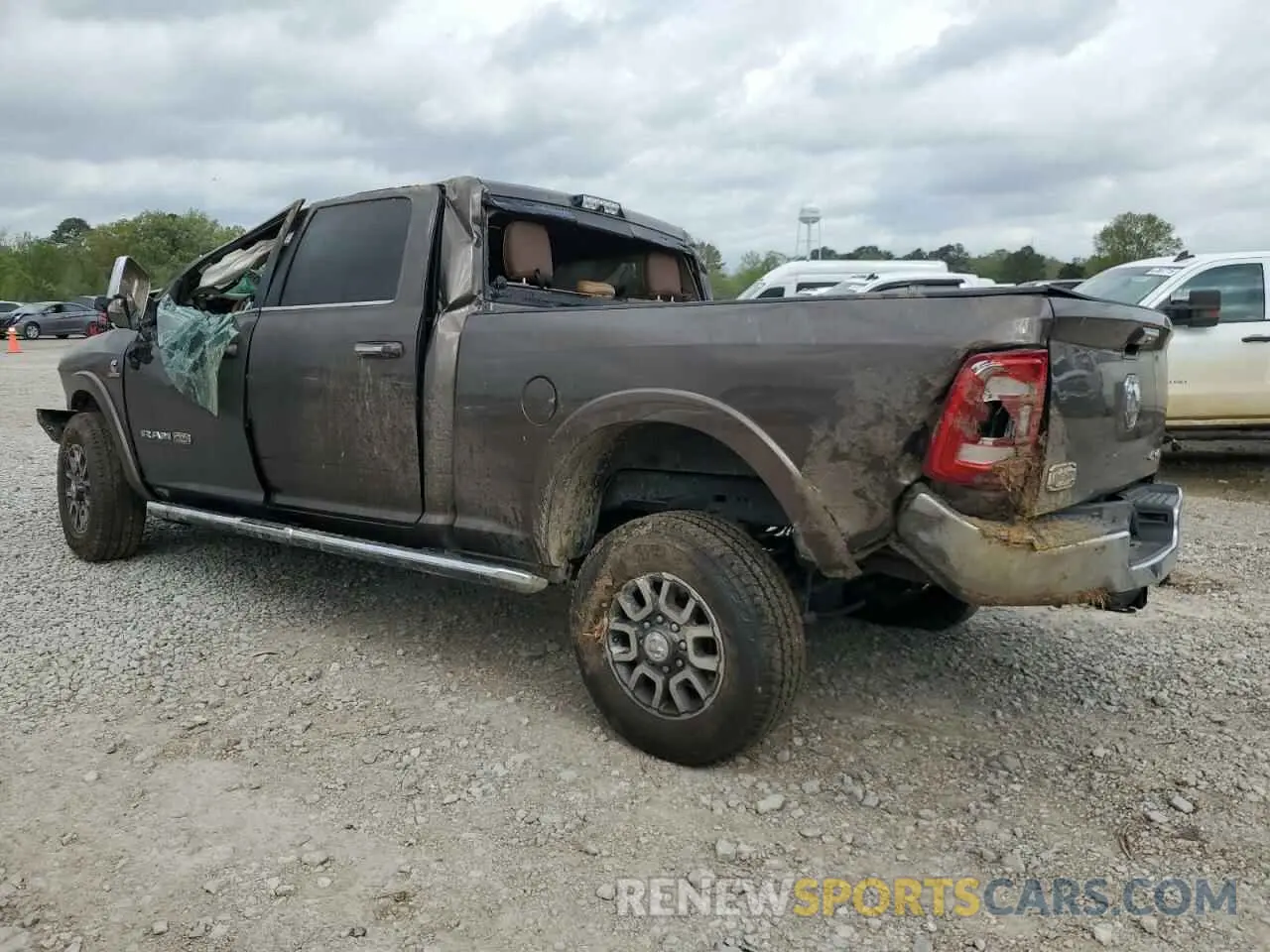 2 fotografías del automóvil dañado 3C6UR5GL6MG624236 RAM 2500 2021