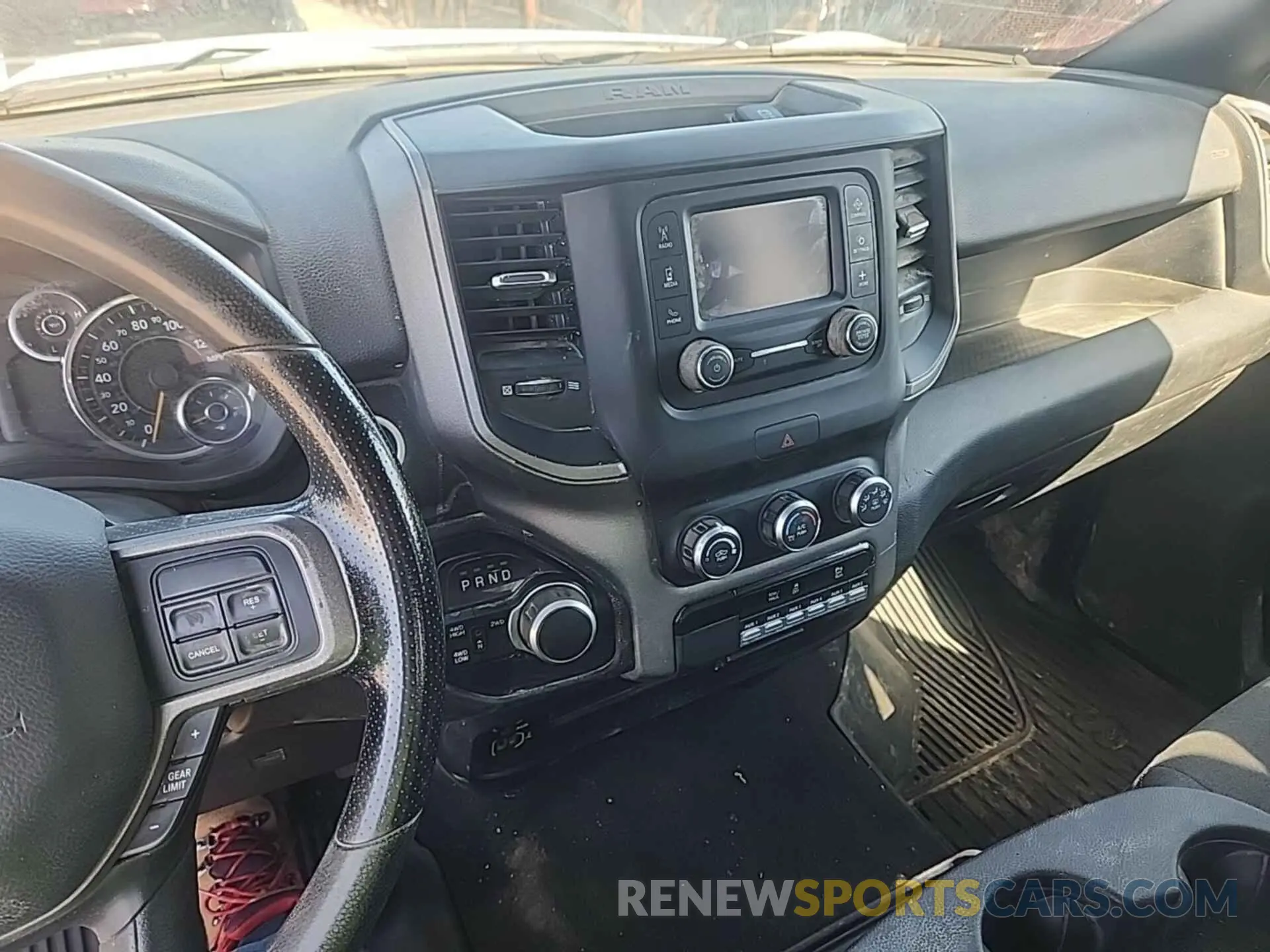 18 fotografías del automóvil dañado 3C6UR5HJ4MG585692 RAM 2500 2021