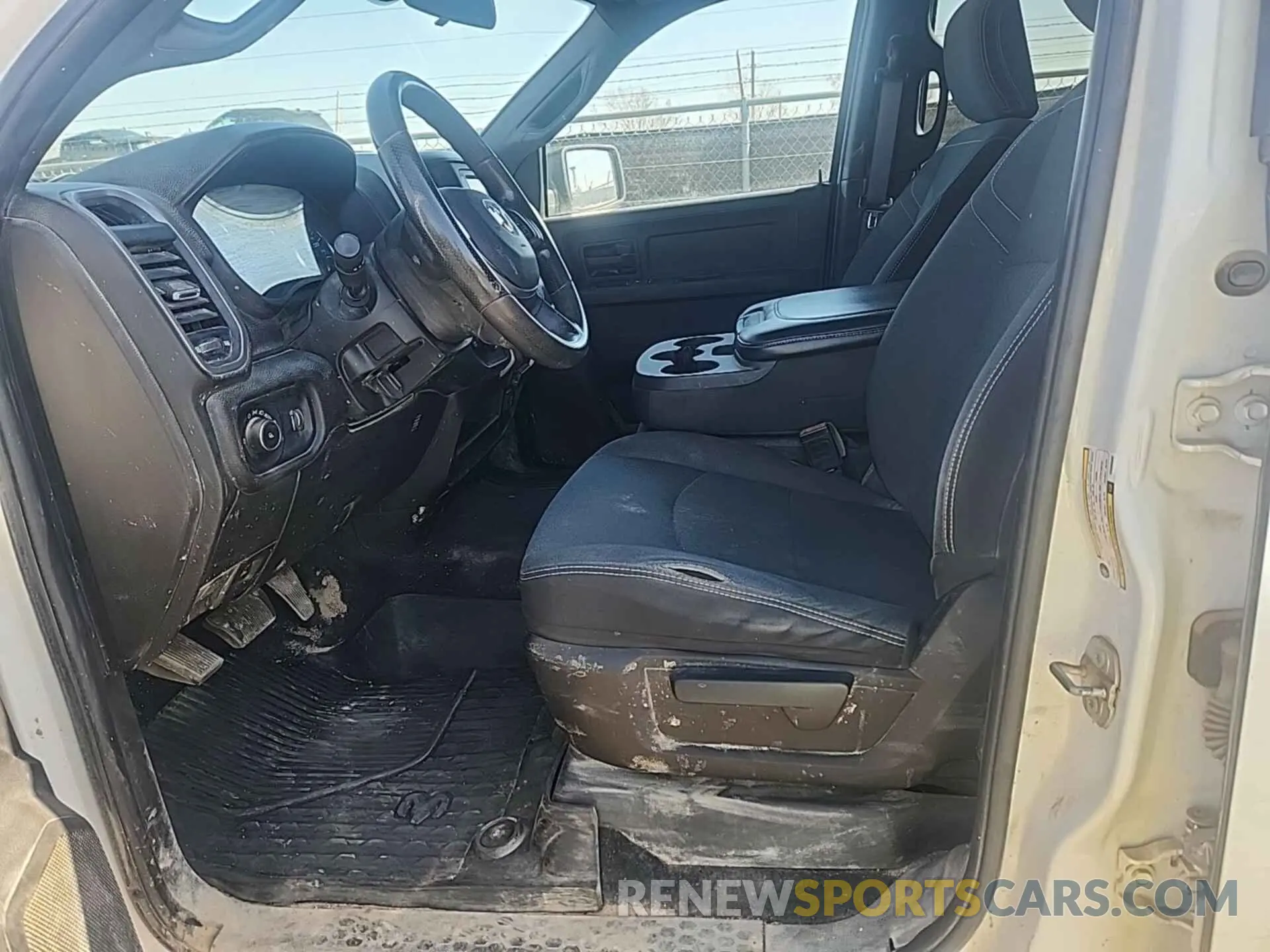 19 fotografías del automóvil dañado 3C6UR5HJ4MG585692 RAM 2500 2021