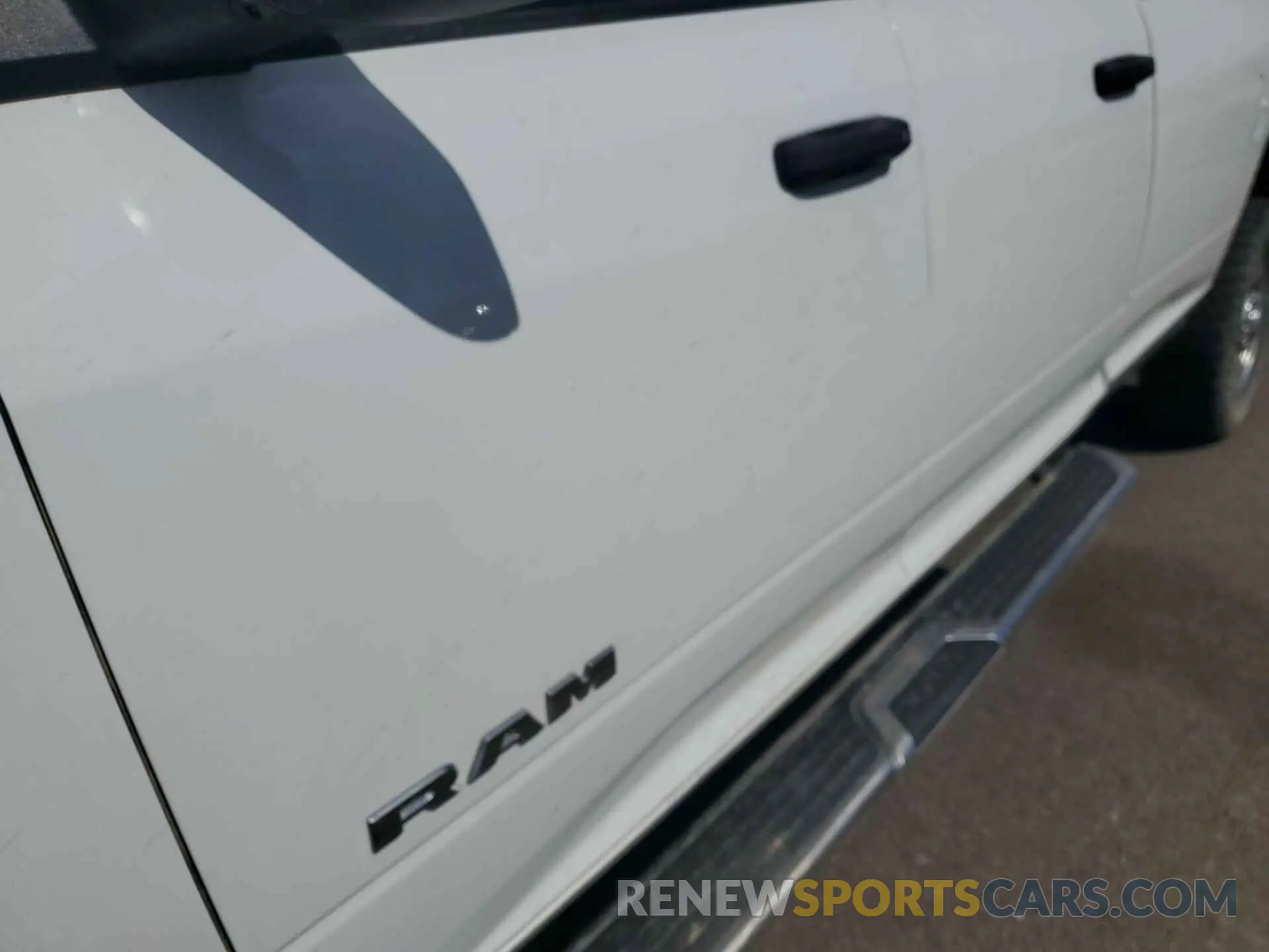 4 fotografías del automóvil dañado 3C6UR5HJ4MG585692 RAM 2500 2021