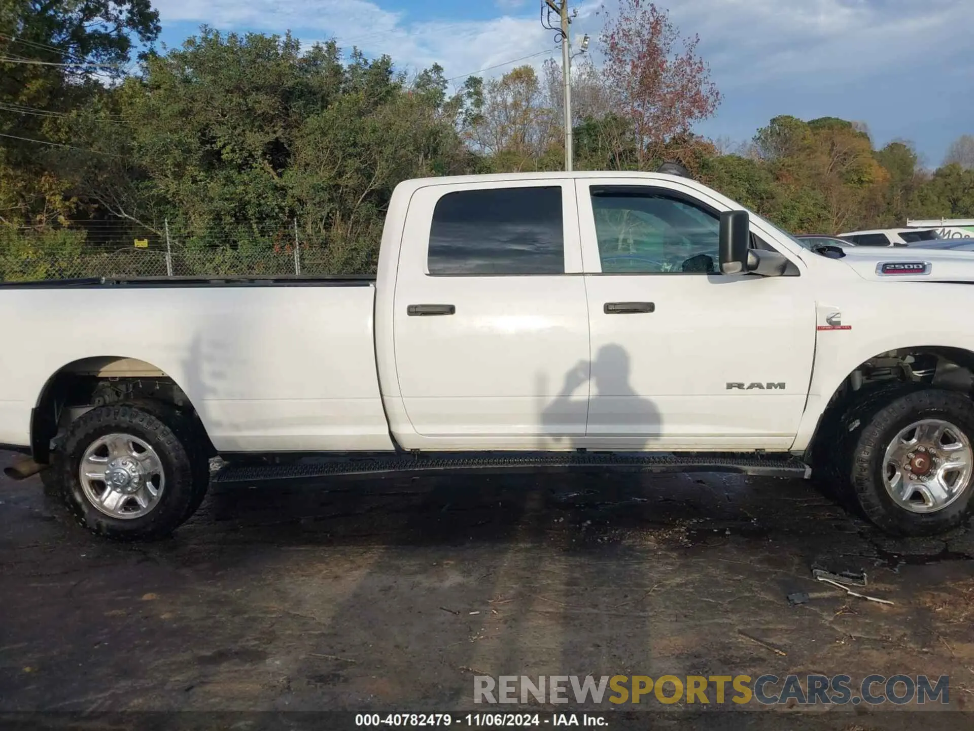 13 fotografías del automóvil dañado 3C6UR5HL0MG648241 RAM 2500 2021