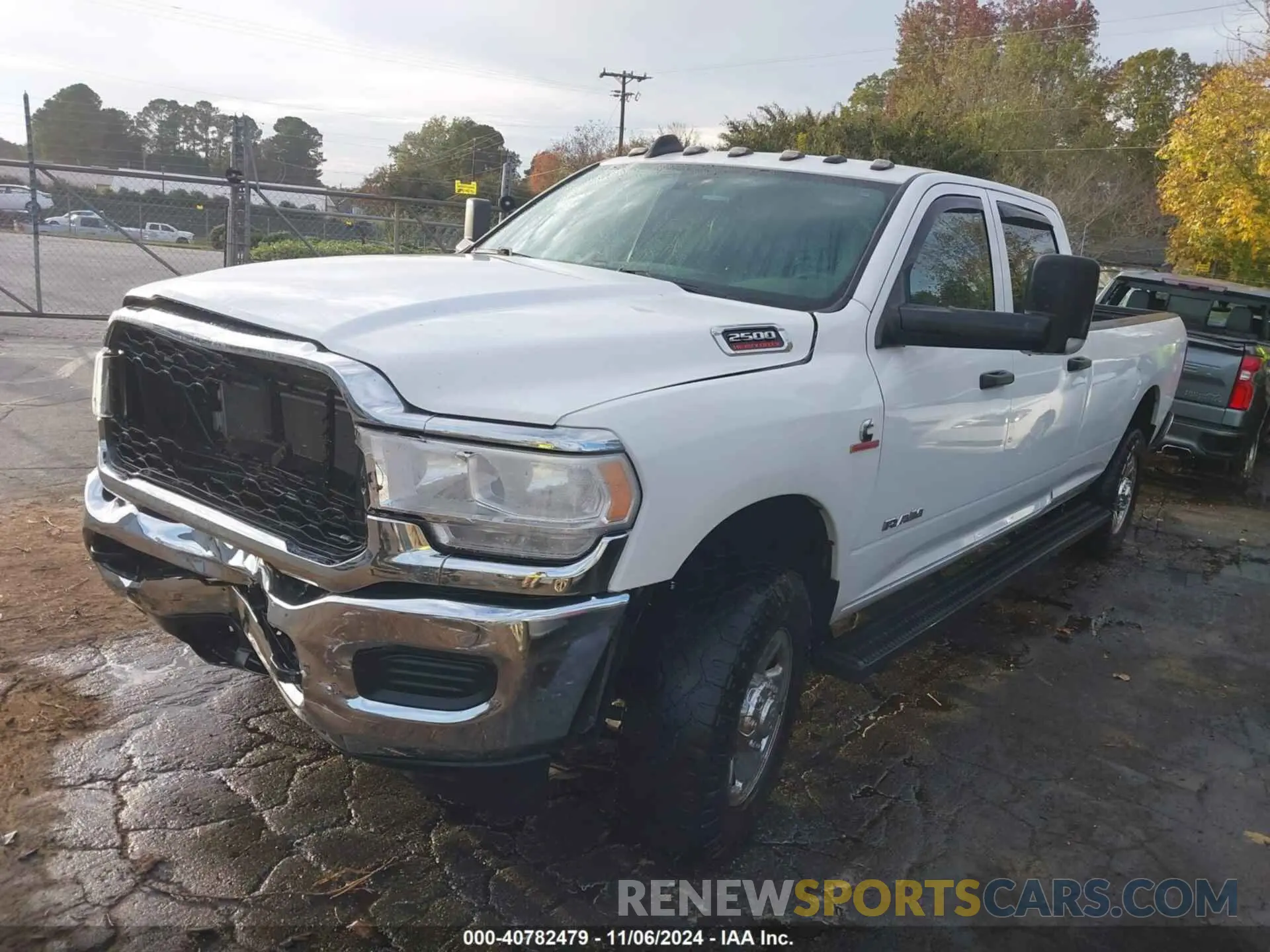 2 fotografías del automóvil dañado 3C6UR5HL0MG648241 RAM 2500 2021
