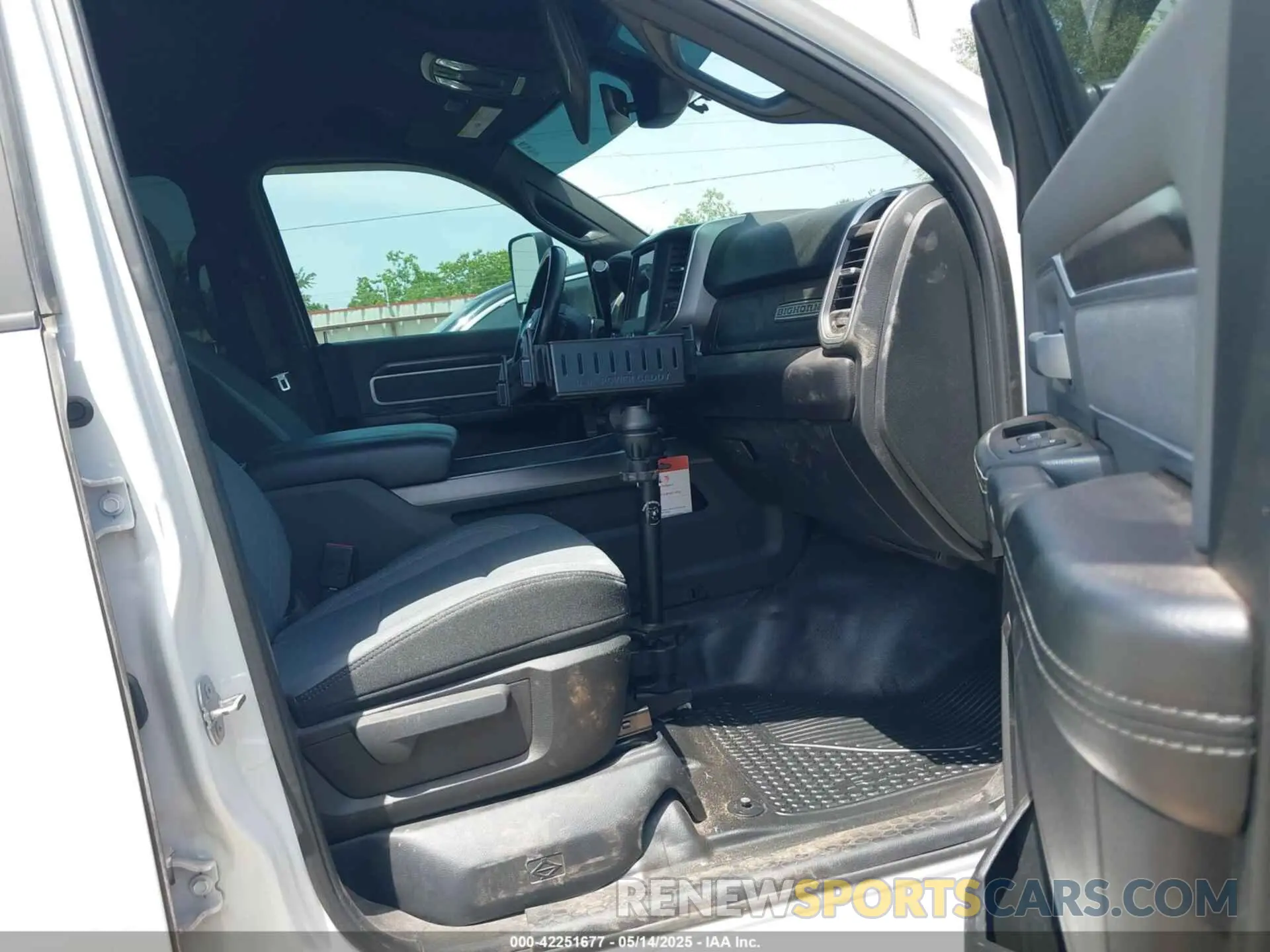 5 fotografías del automóvil dañado 3C6UR5JL1MG652017 RAM 2500 2021