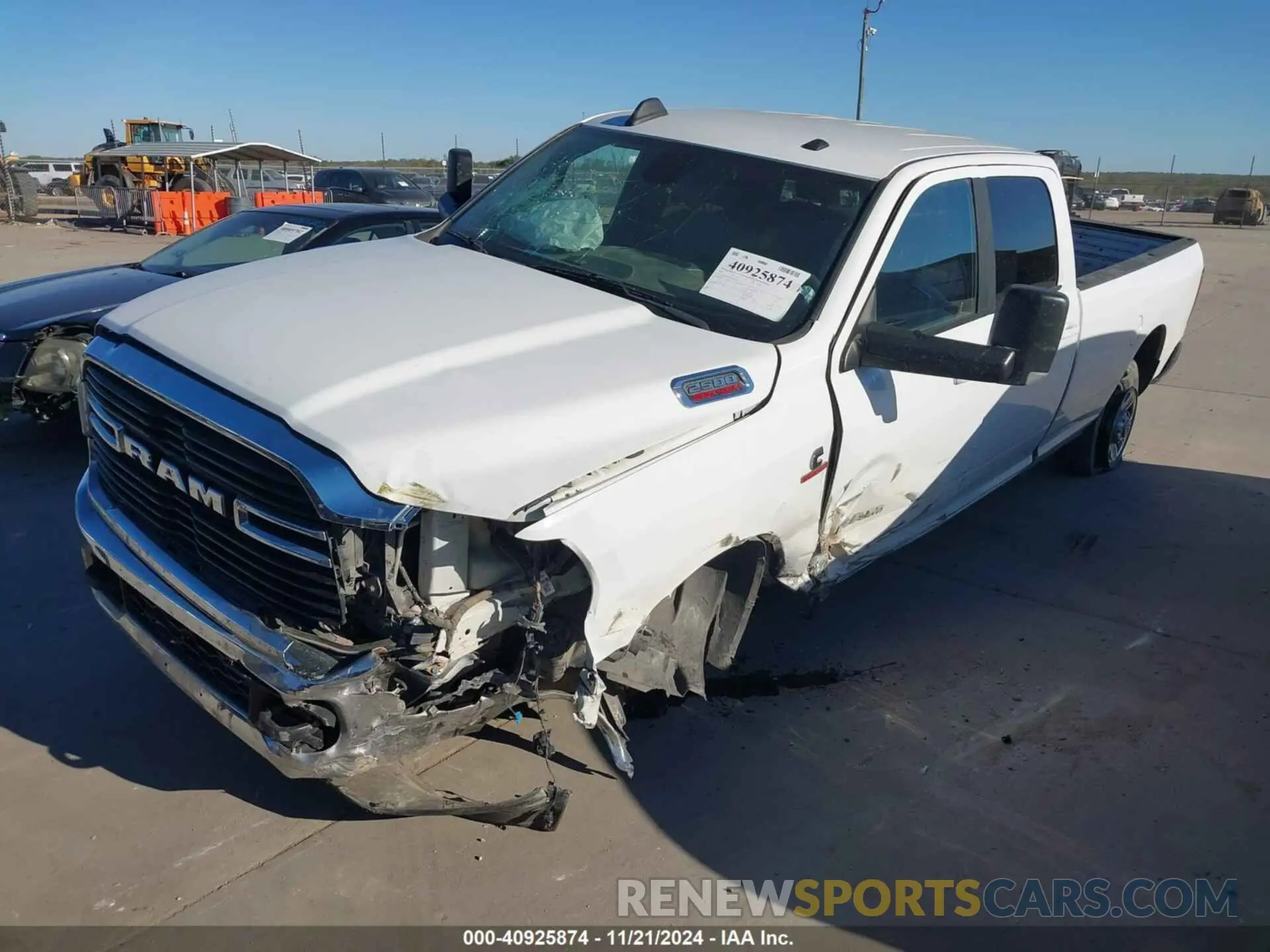 2 fotografías del automóvil dañado 3C6UR5JL6MG542354 RAM 2500 2021