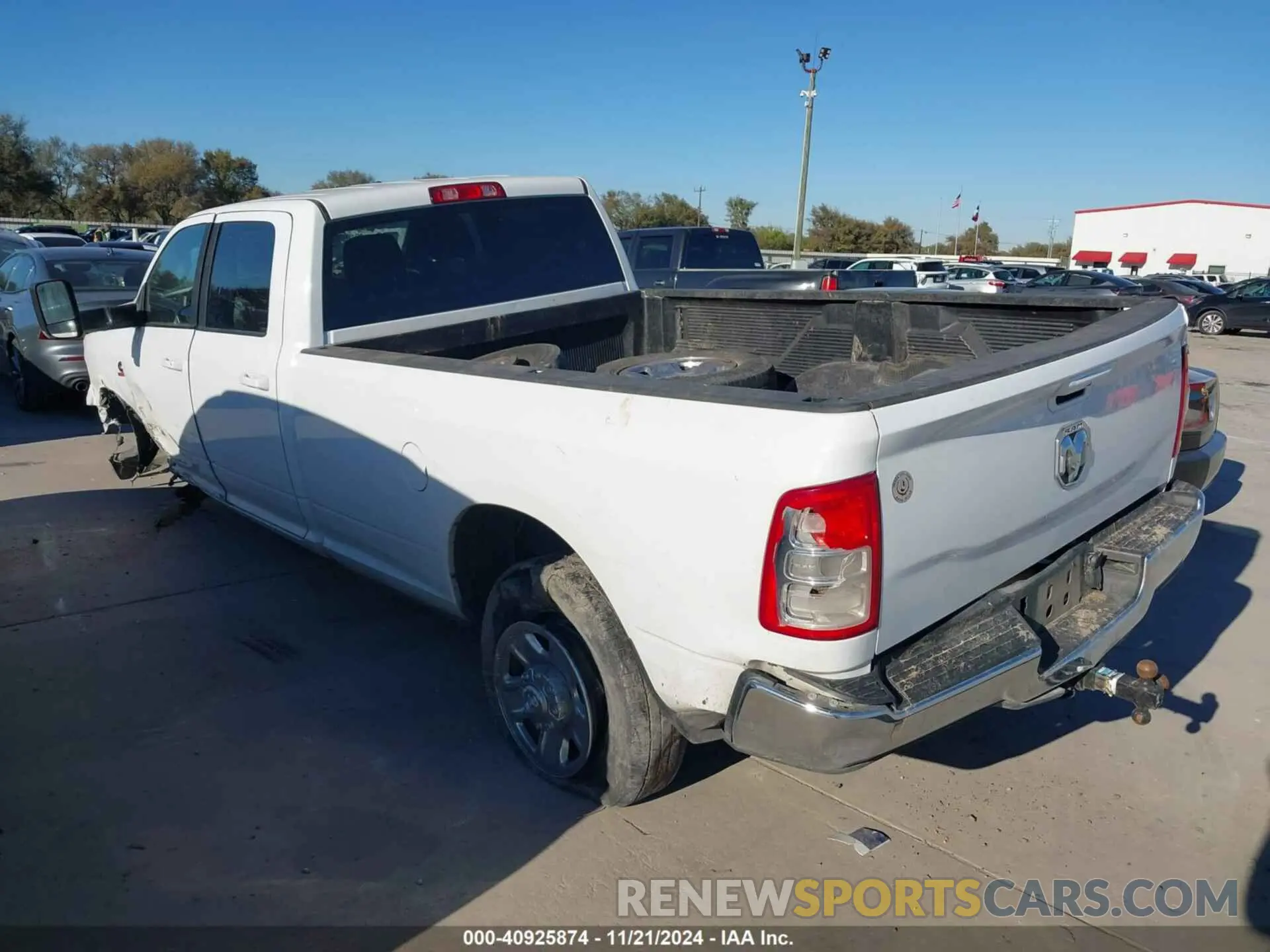 3 fotografías del automóvil dañado 3C6UR5JL6MG542354 RAM 2500 2021