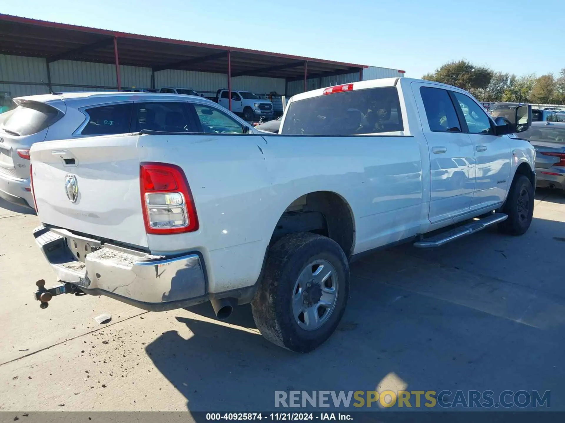 4 fotografías del automóvil dañado 3C6UR5JL6MG542354 RAM 2500 2021