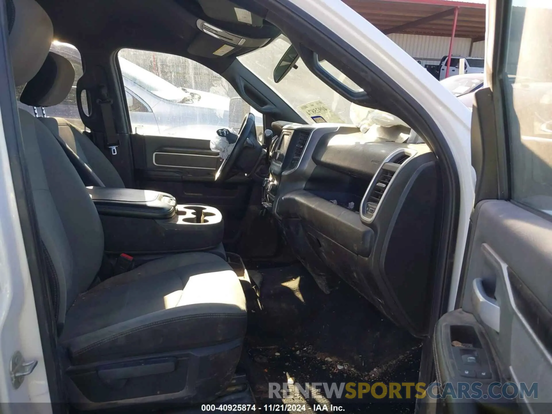 5 fotografías del automóvil dañado 3C6UR5JL6MG542354 RAM 2500 2021