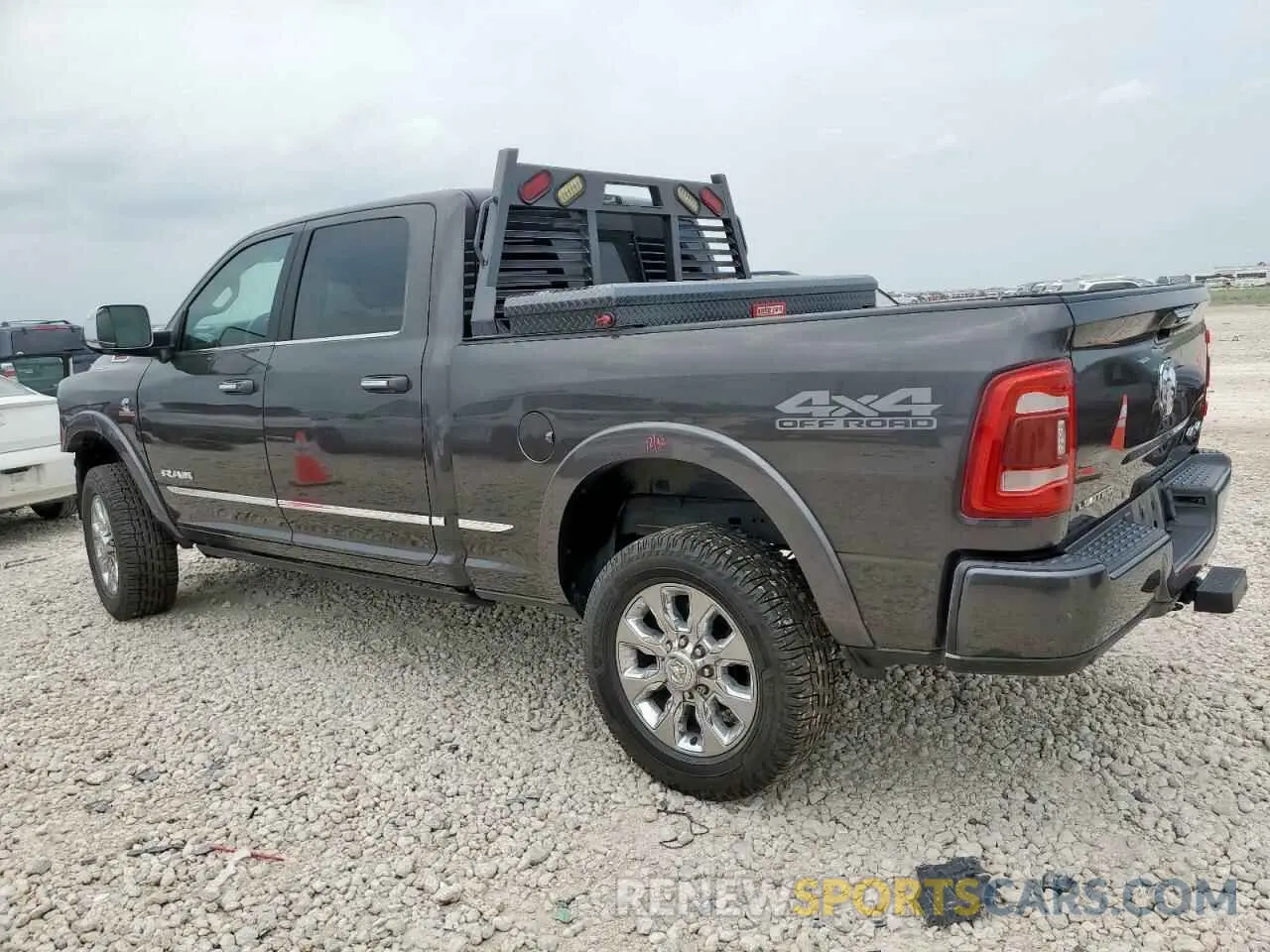 2 fotografías del automóvil dañado 3C6UR5SL3MG674681 RAM 2500 2021