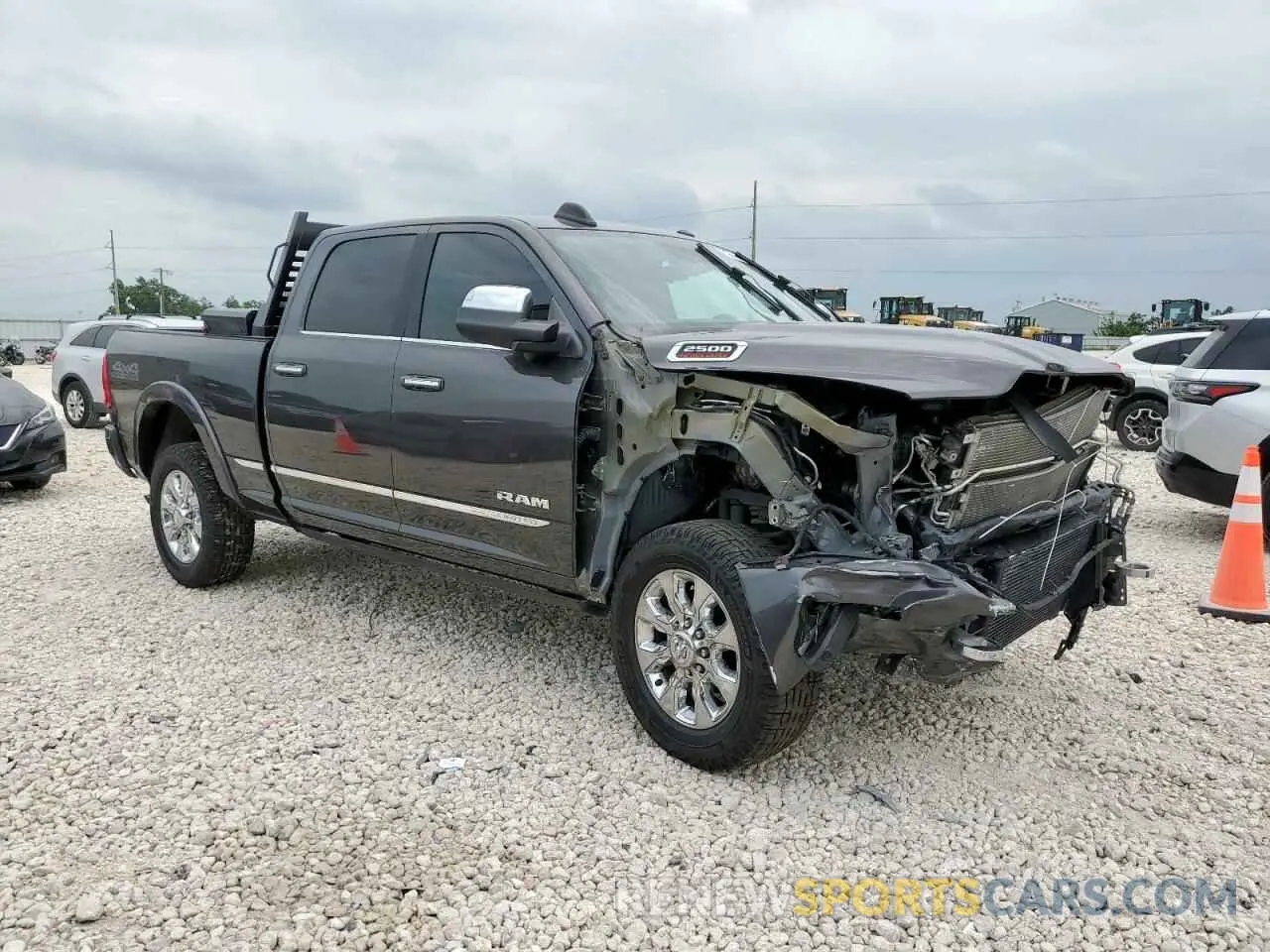4 fotografías del automóvil dañado 3C6UR5SL3MG674681 RAM 2500 2021