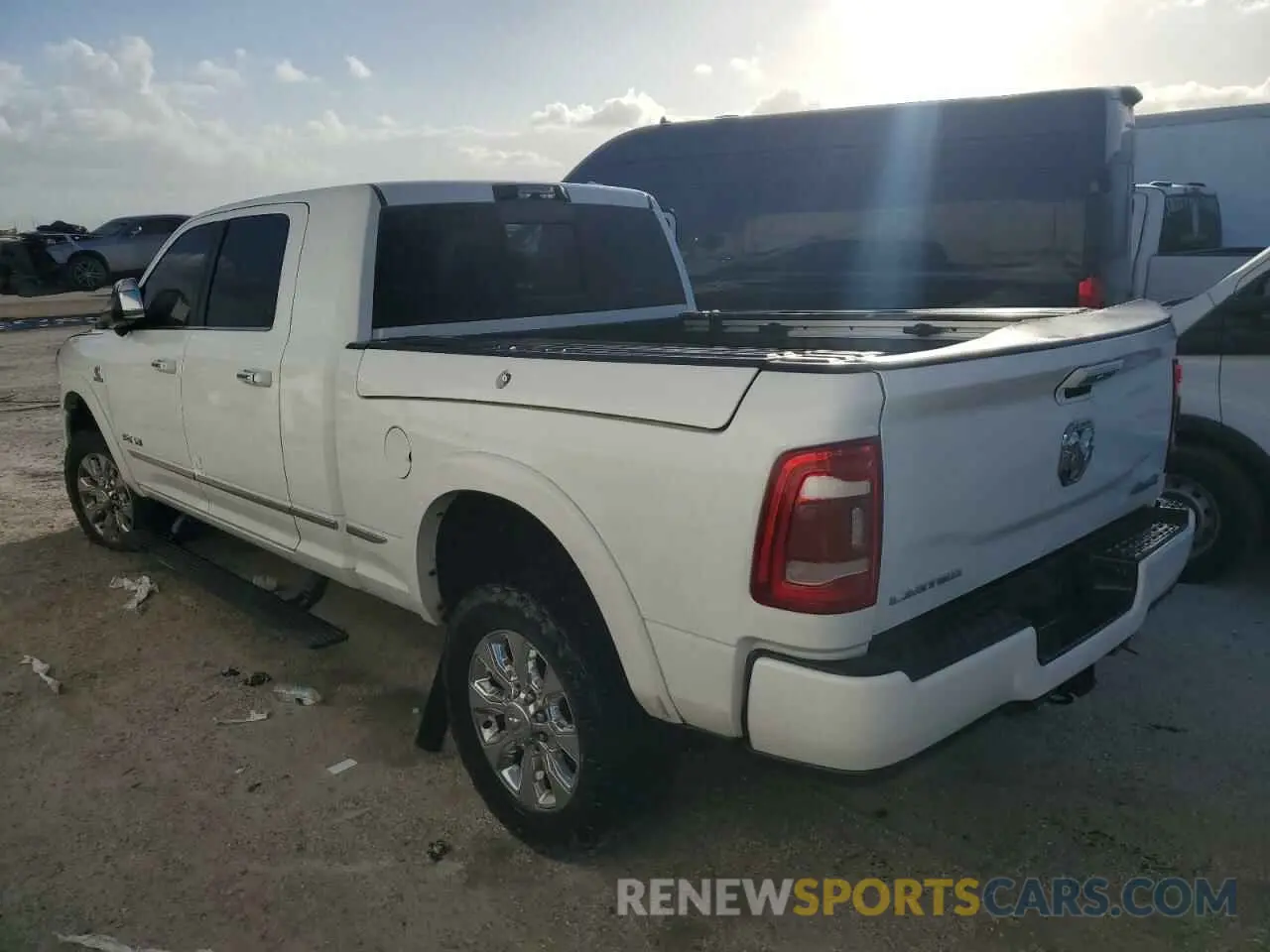 2 fotografías del automóvil dañado 3C6UR5TL8MG501236 RAM 2500 2021