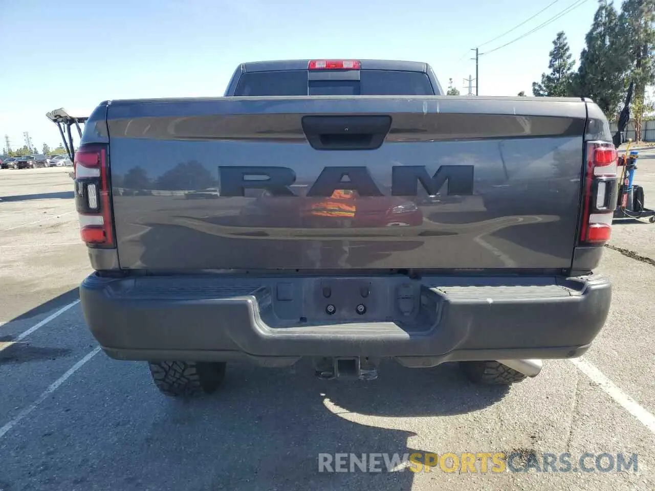 6 fotografías del automóvil dañado 3C6TR5EJ8NG384430 RAM 2500 2022