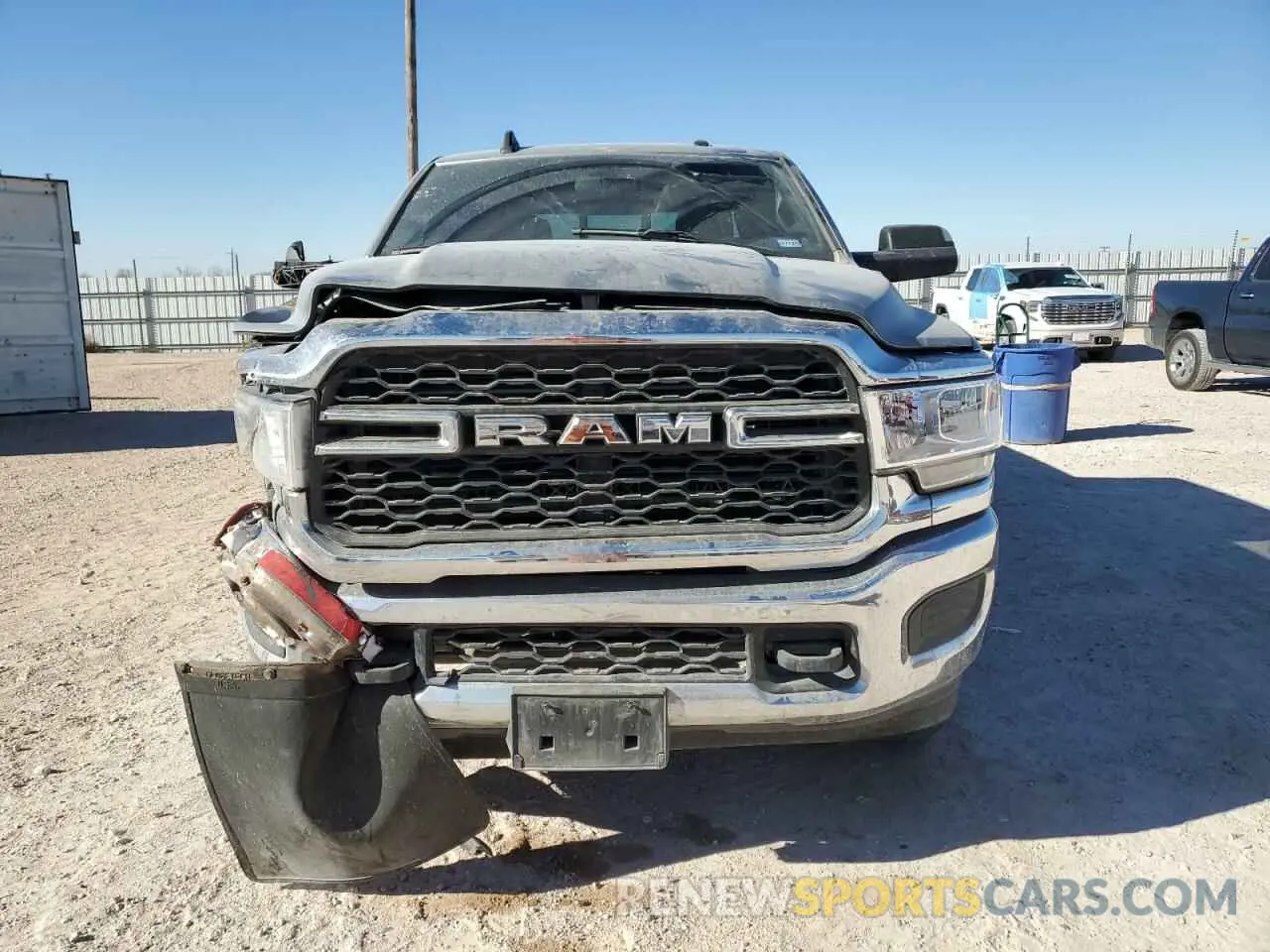 5 fotografías del automóvil dañado 3C6UR5CJ4NG325723 RAM 2500 2022