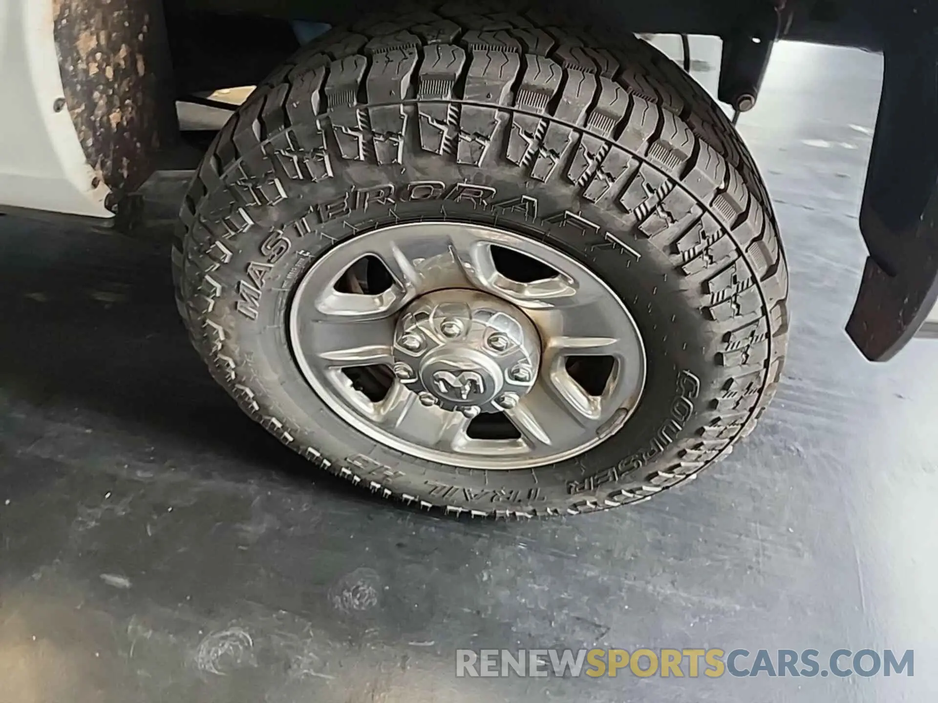 18 fotografías del automóvil dañado 3C6UR5CJ5NG320823 RAM 2500 2022