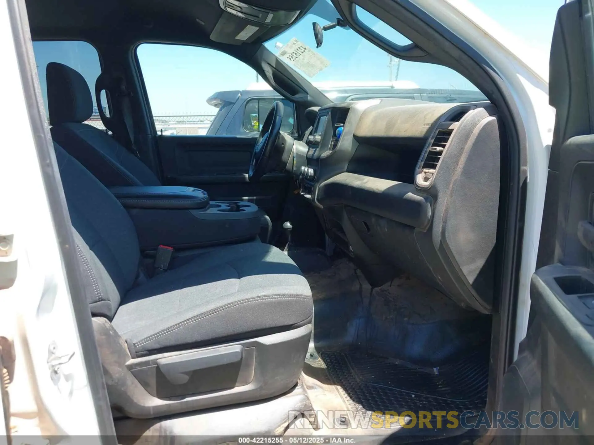 5 fotografías del automóvil dañado 3C6UR5CJ7NG320841 RAM 2500 2022