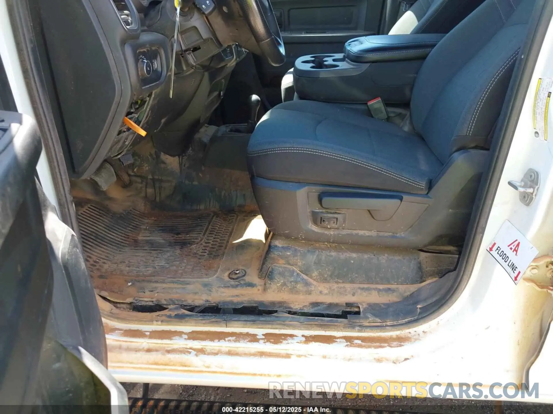 6 fotografías del automóvil dañado 3C6UR5CJ7NG320841 RAM 2500 2022