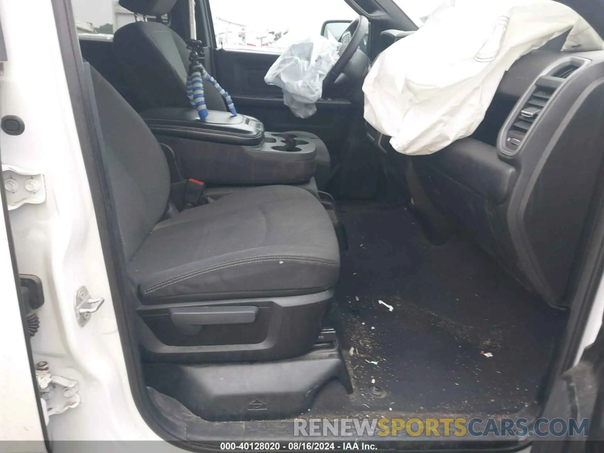 5 fotografías del automóvil dañado 3C6UR5CJXNG110864 RAM 2500 2022