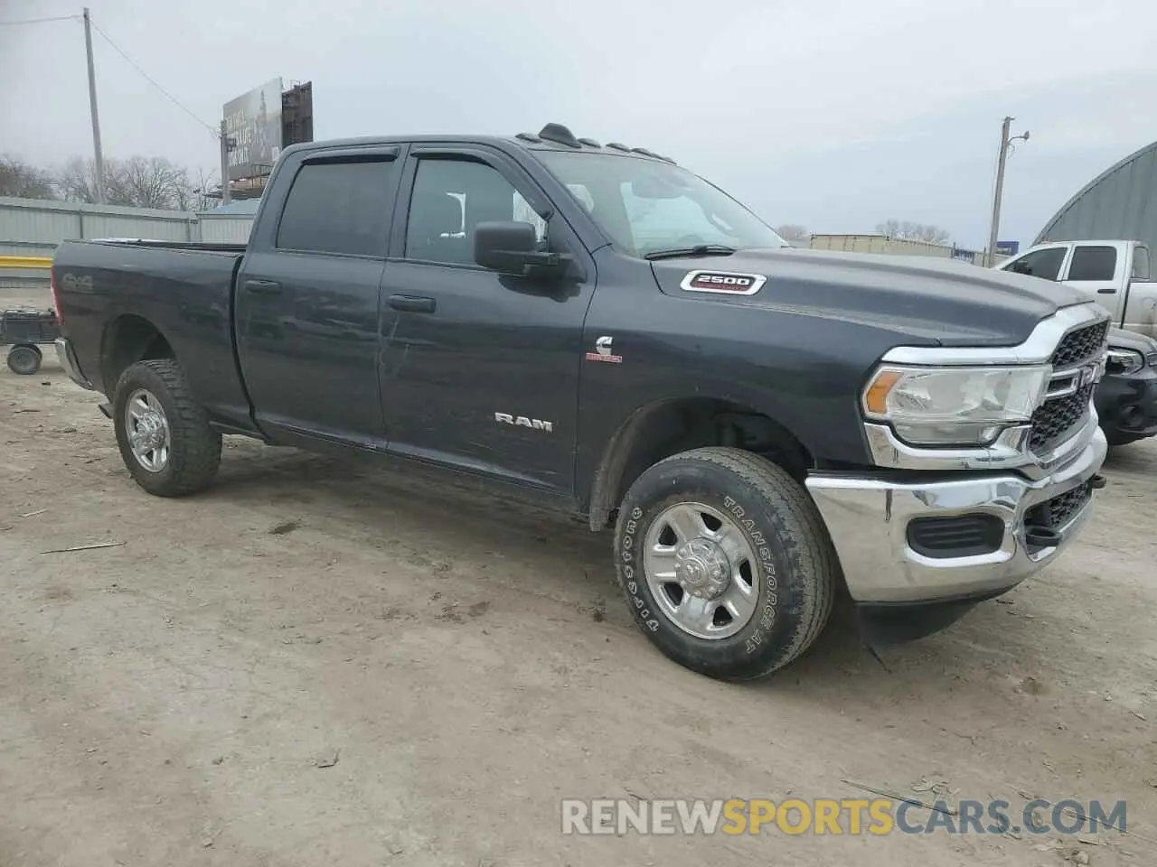 4 fotografías del automóvil dañado 3C6UR5CL3NG220608 RAM 2500 2022