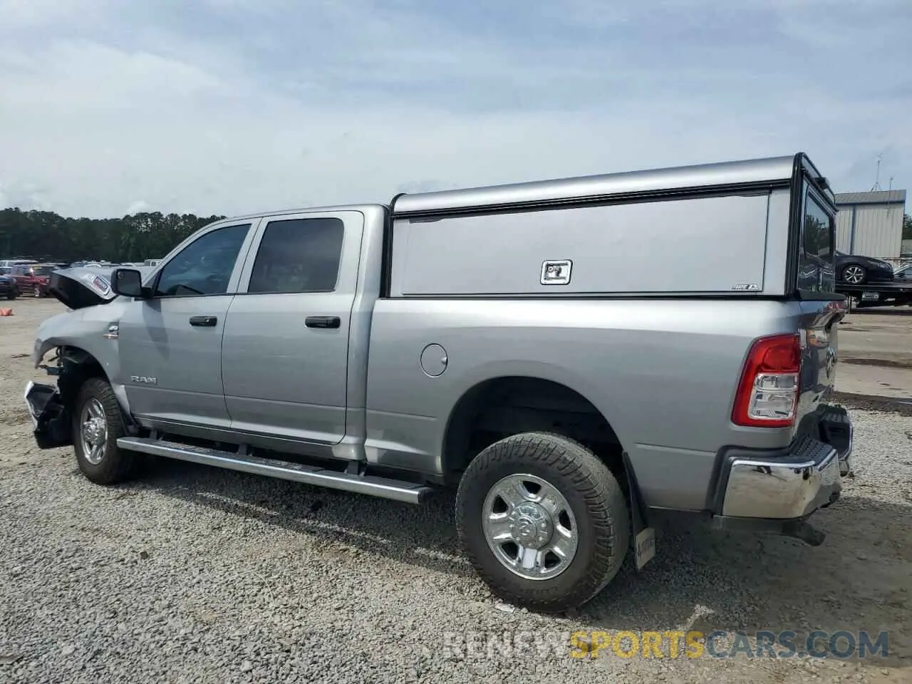 2 fotografías del automóvil dañado 3C6UR5CLXNG221402 RAM 2500 2022