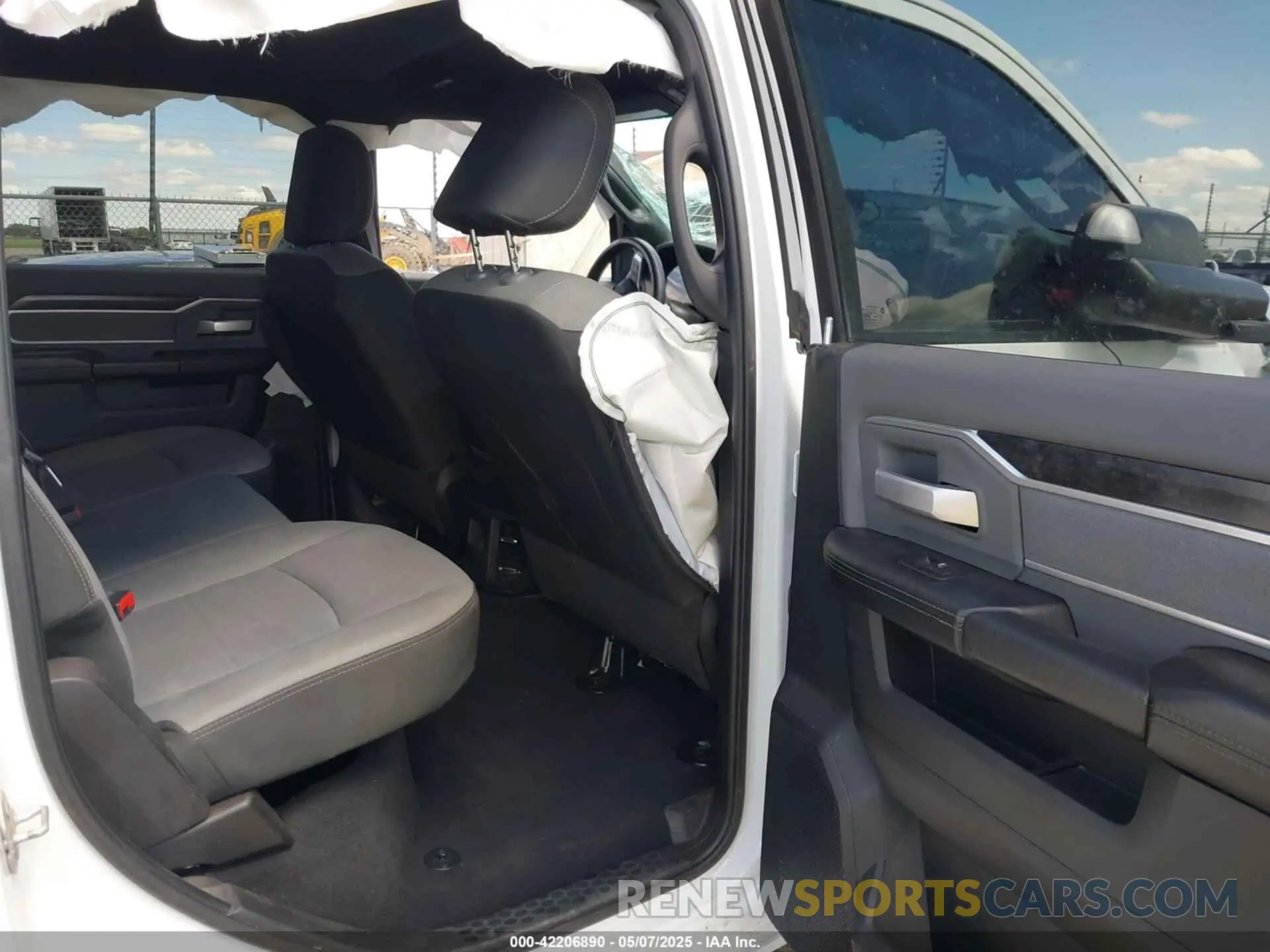 8 fotografías del automóvil dañado 3C6UR5DJ4NG119915 RAM 2500 2022