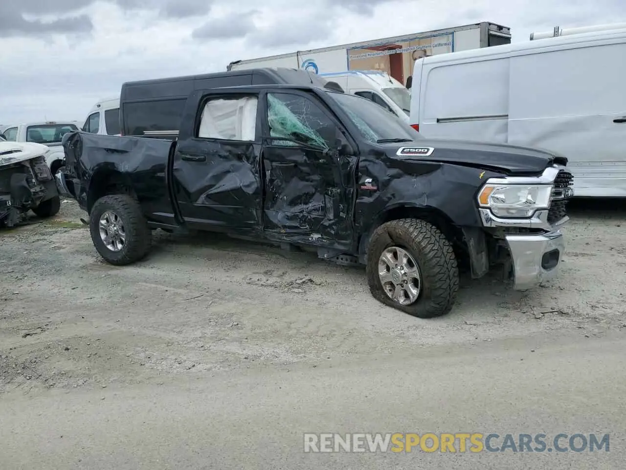 4 fotografías del automóvil dañado 3C6UR5DL0NG108900 RAM 2500 2022