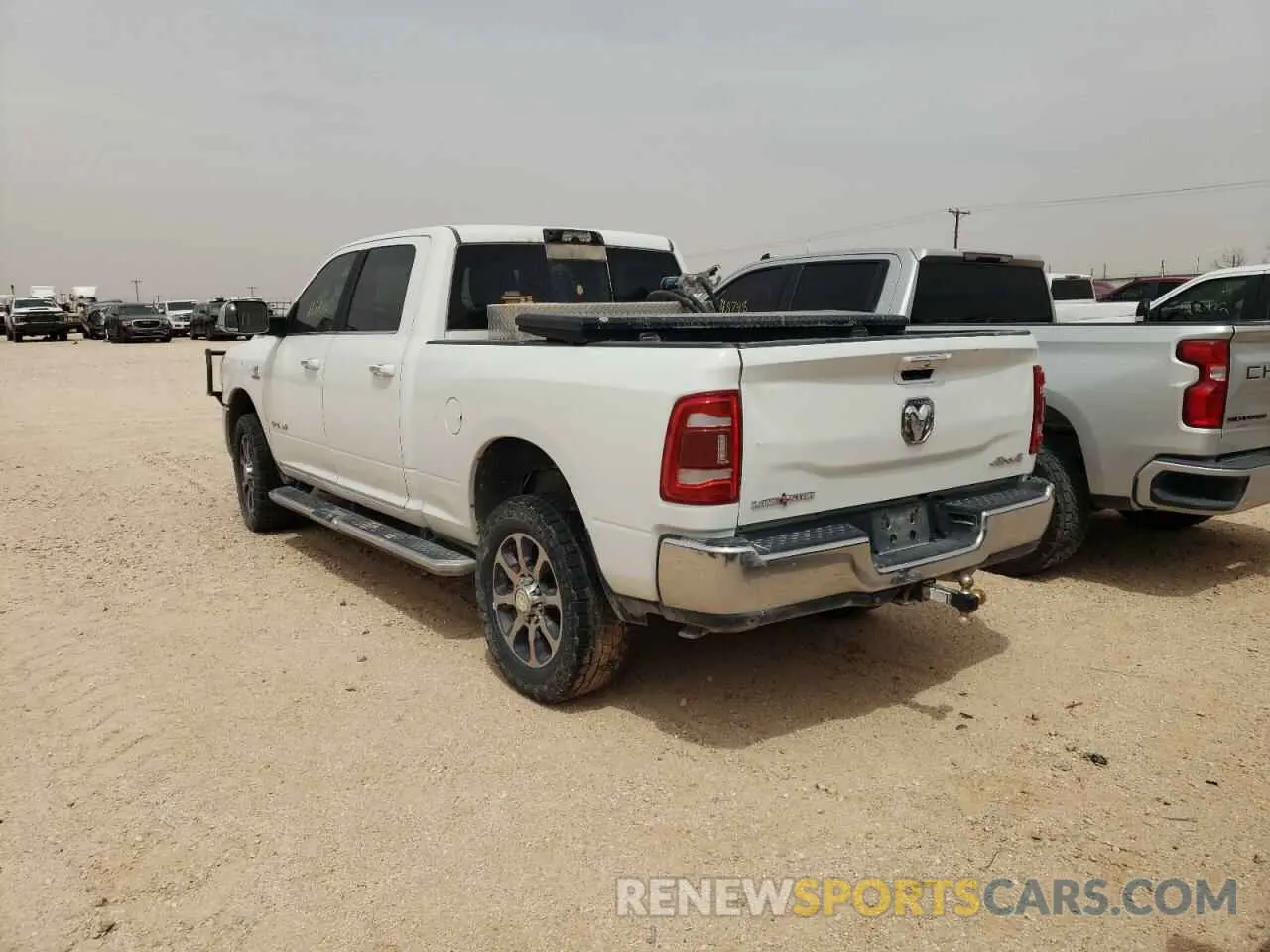 2 fotografías del automóvil dañado 3C6UR5DL1NG165221 RAM 2500 2022