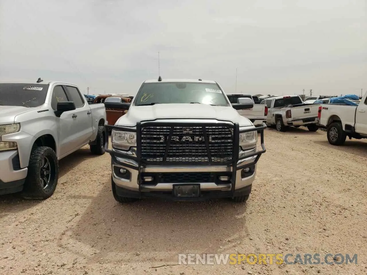 5 fotografías del automóvil dañado 3C6UR5DL1NG165221 RAM 2500 2022