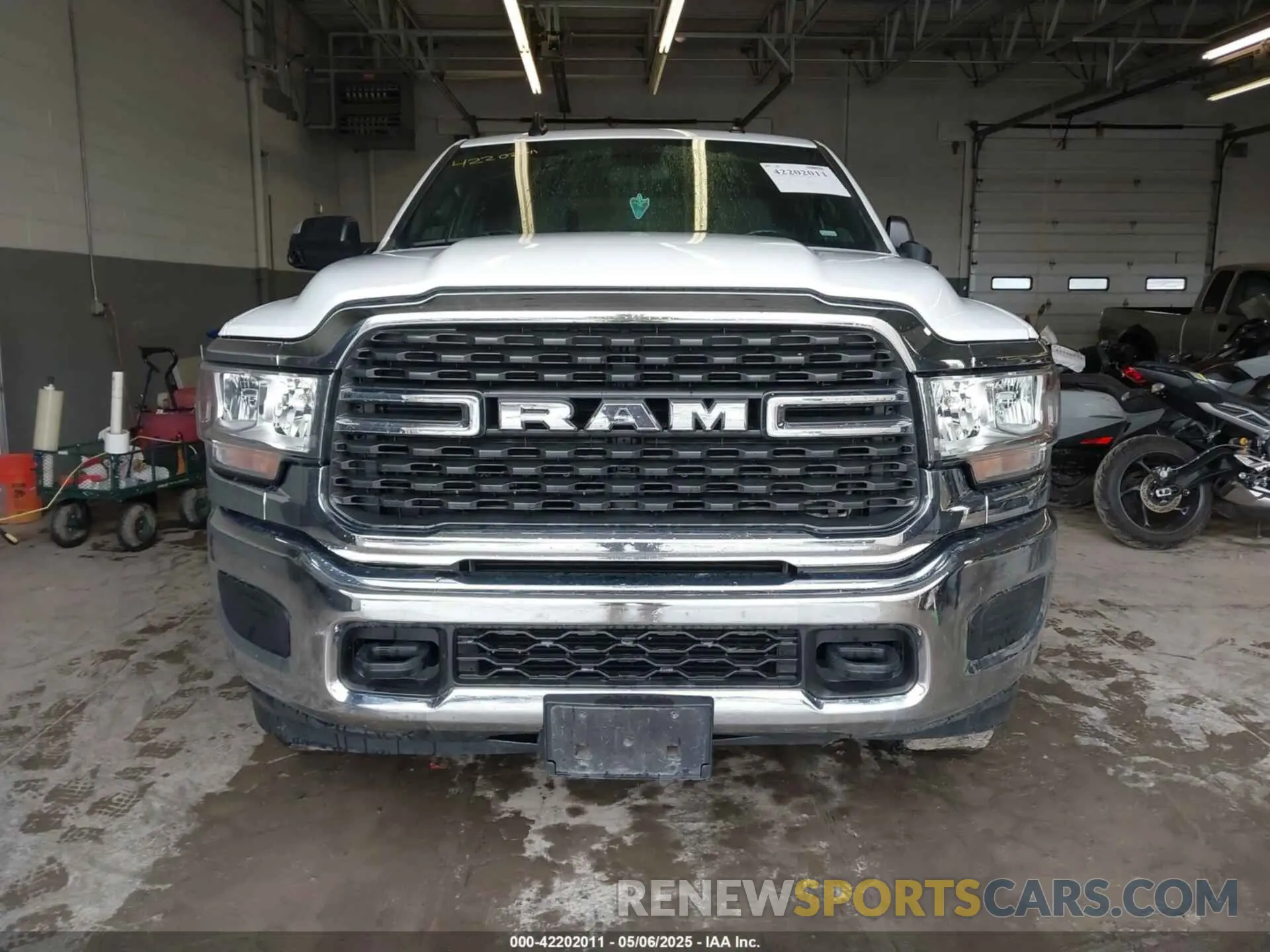 12 fotografías del automóvil dañado 3C6UR5DL1NG436374 RAM 2500 2022