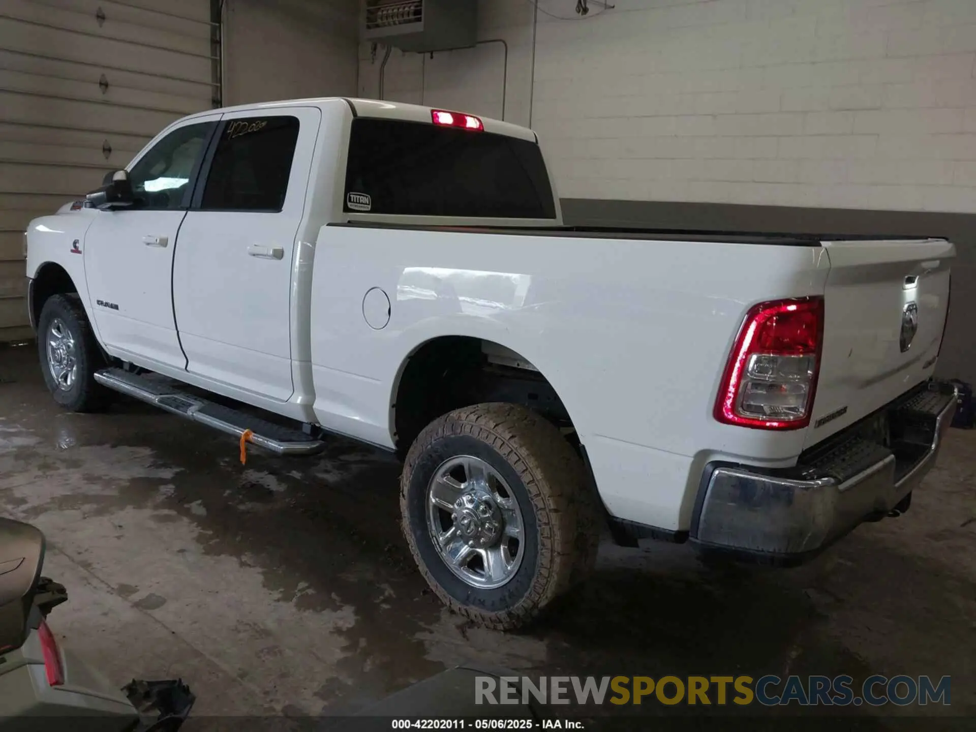 3 fotografías del automóvil dañado 3C6UR5DL1NG436374 RAM 2500 2022