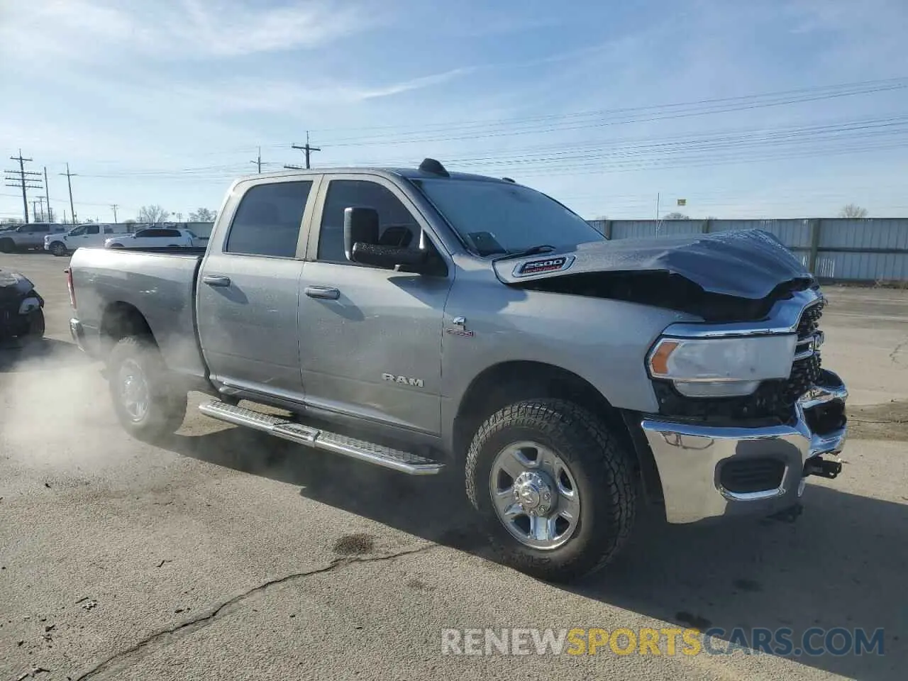 4 fotografías del automóvil dañado 3C6UR5DL2NG297114 RAM 2500 2022