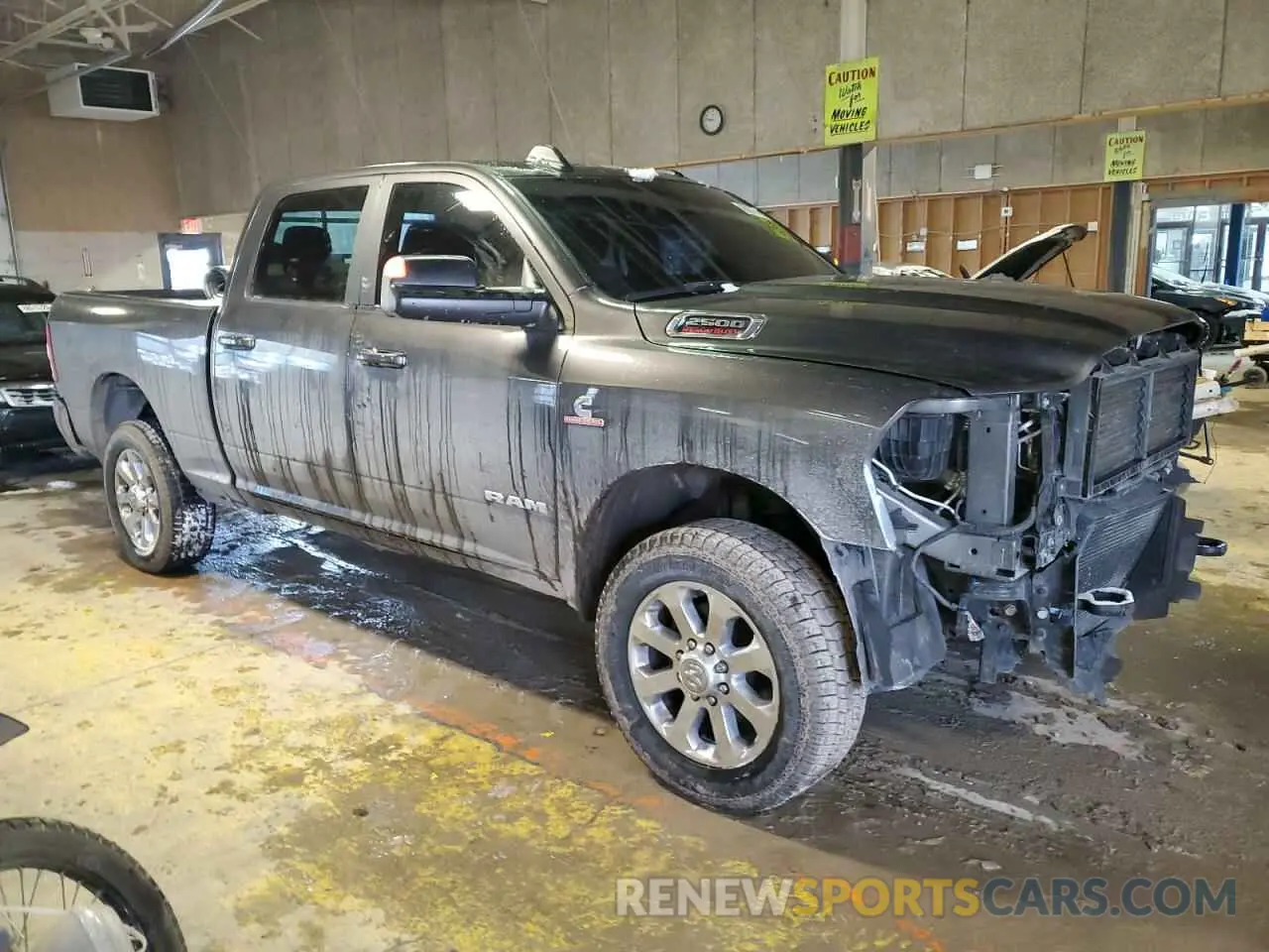 4 fotografías del automóvil dañado 3C6UR5DL3NG171067 RAM 2500 2022