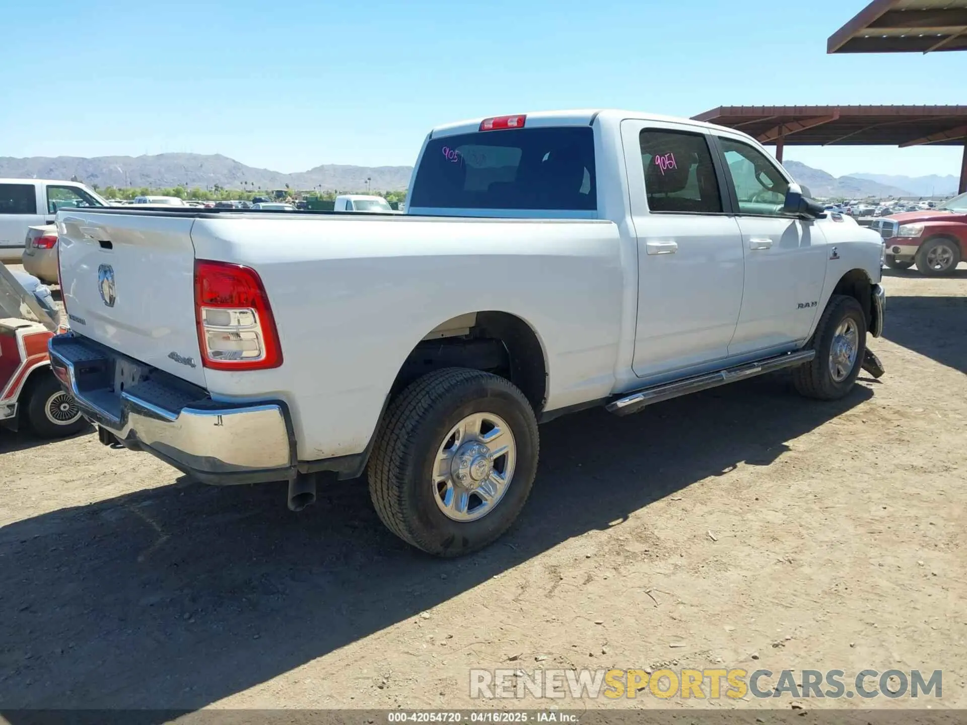 4 fotografías del automóvil dañado 3C6UR5DL3NG344991 RAM 2500 2022