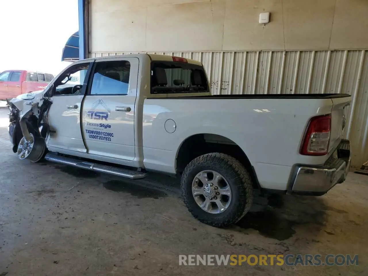 2 fotografías del automóvil dañado 3C6UR5DL5NG322166 RAM 2500 2022