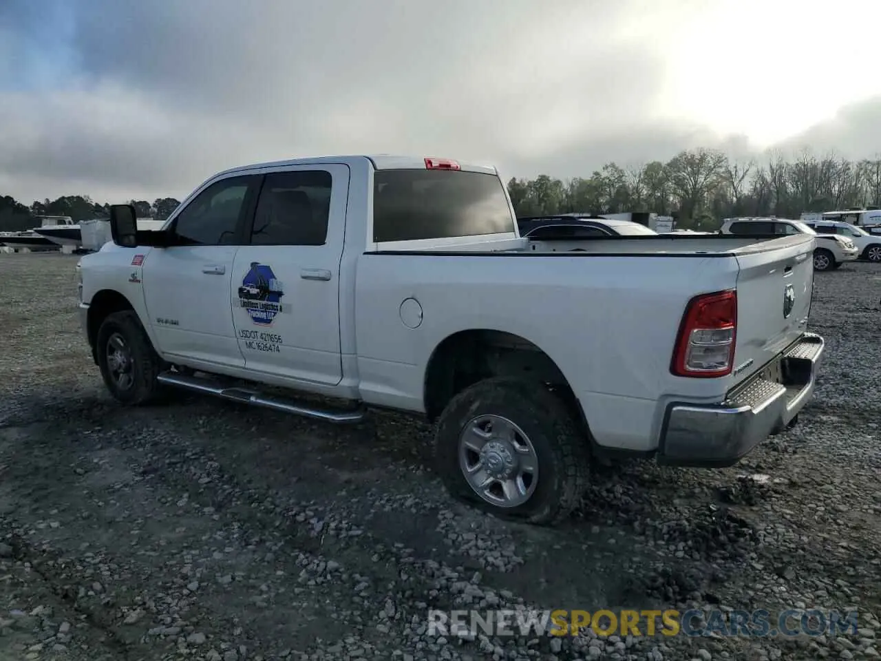 2 fotografías del automóvil dañado 3C6UR5DL6NG119819 RAM 2500 2022