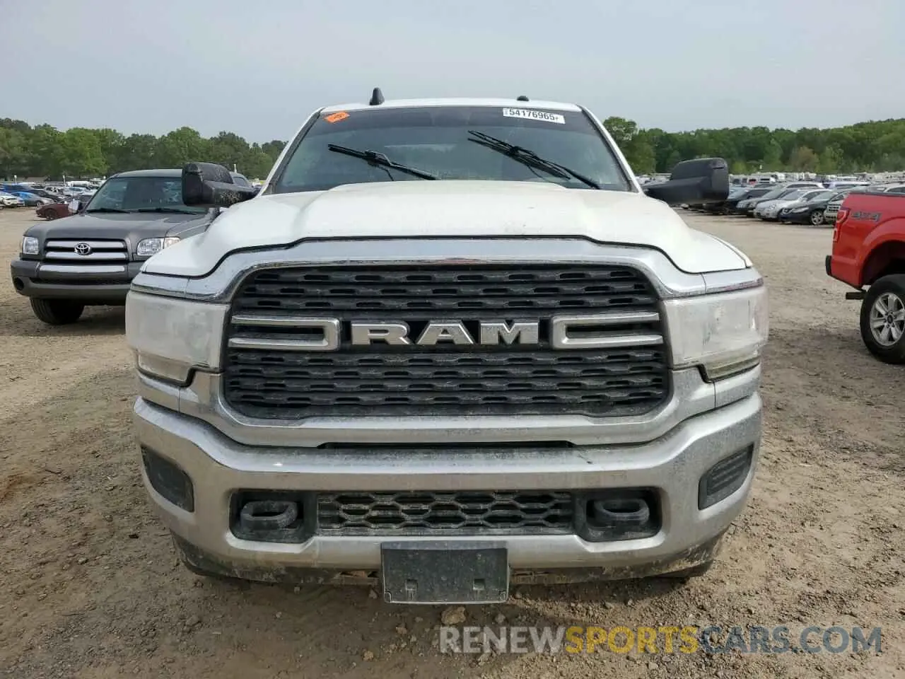 5 fotografías del automóvil dañado 3C6UR5DL6NG254878 RAM 2500 2022