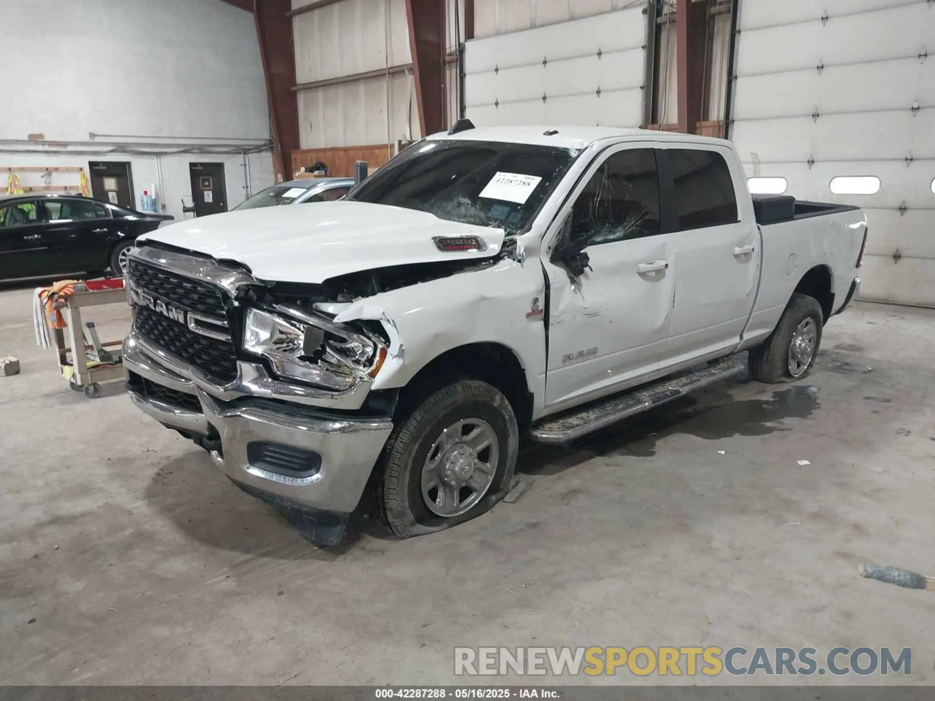 2 fotografías del automóvil dañado 3C6UR5DL6NG436791 RAM 2500 2022