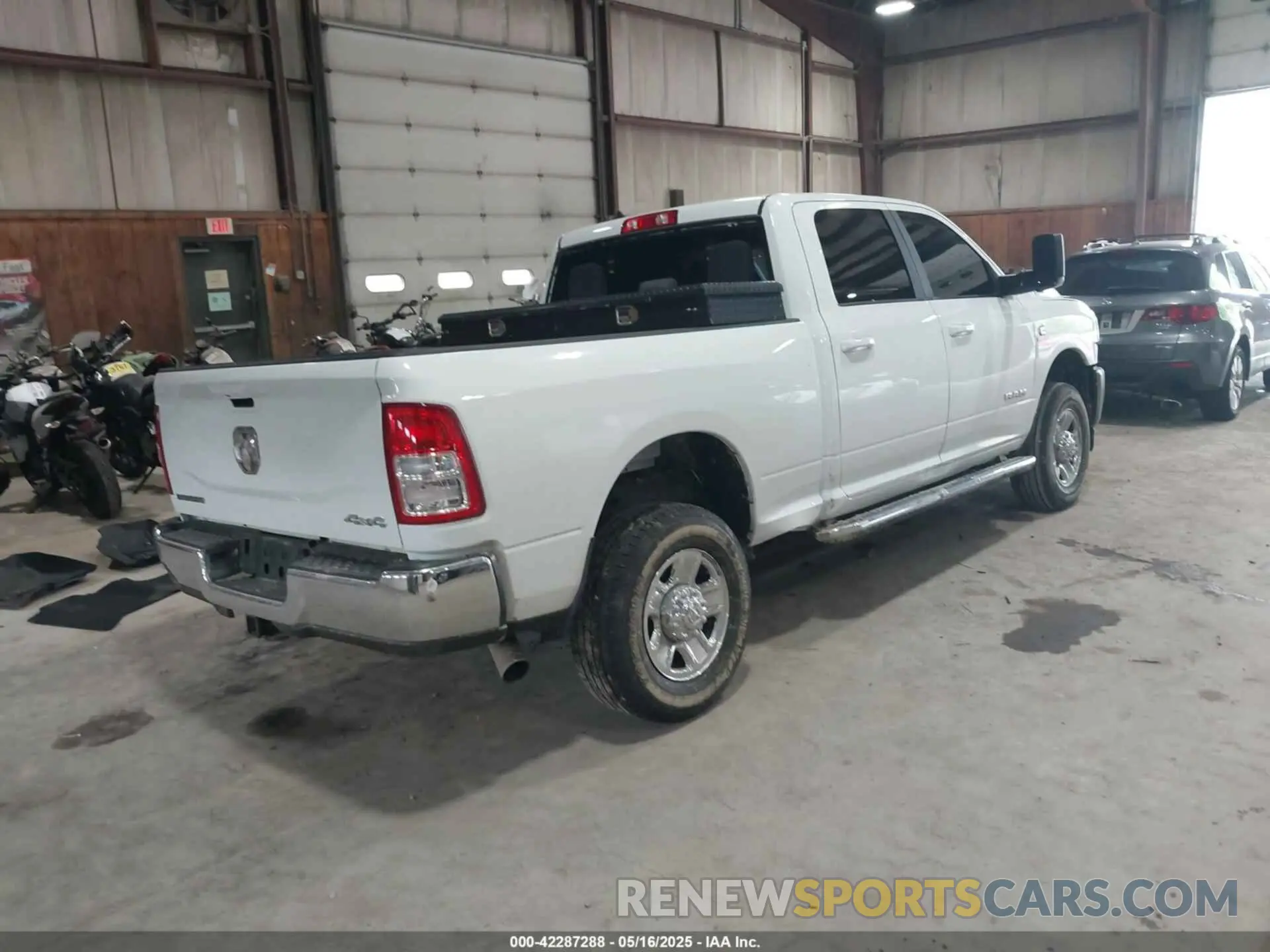 4 fotografías del automóvil dañado 3C6UR5DL6NG436791 RAM 2500 2022