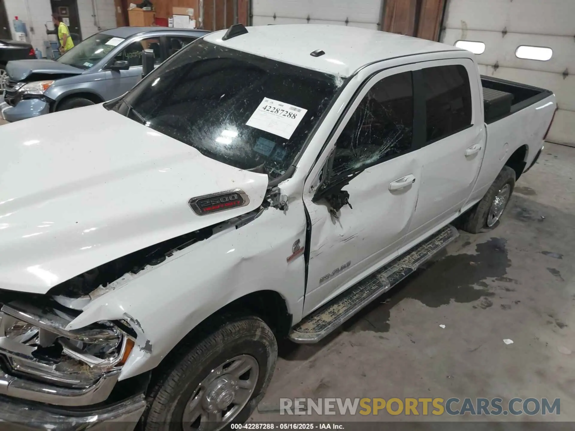 6 fotografías del automóvil dañado 3C6UR5DL6NG436791 RAM 2500 2022